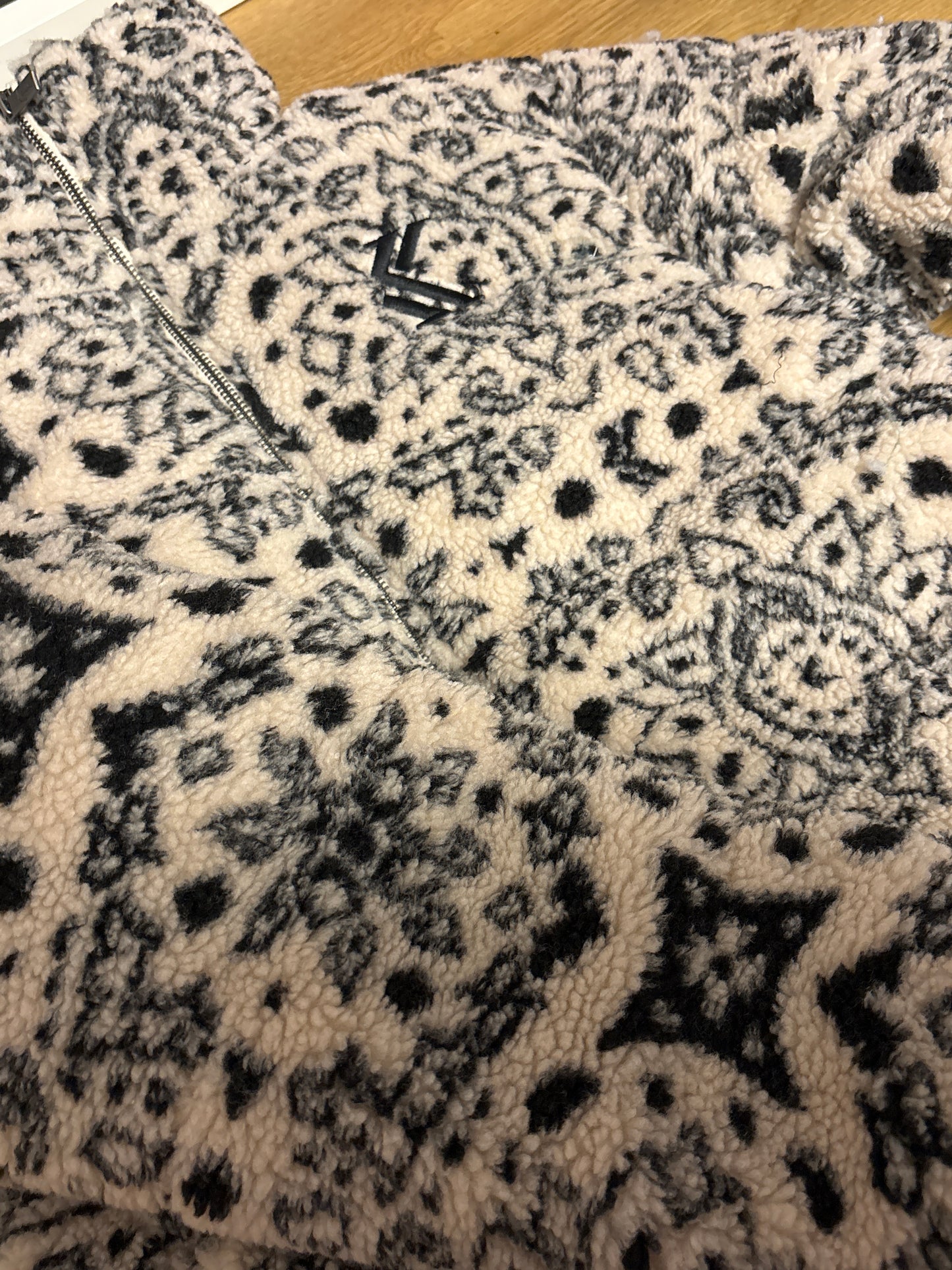 Karl Kani Puffer Plüsch Jacke in beige/ schwarz. Größe M