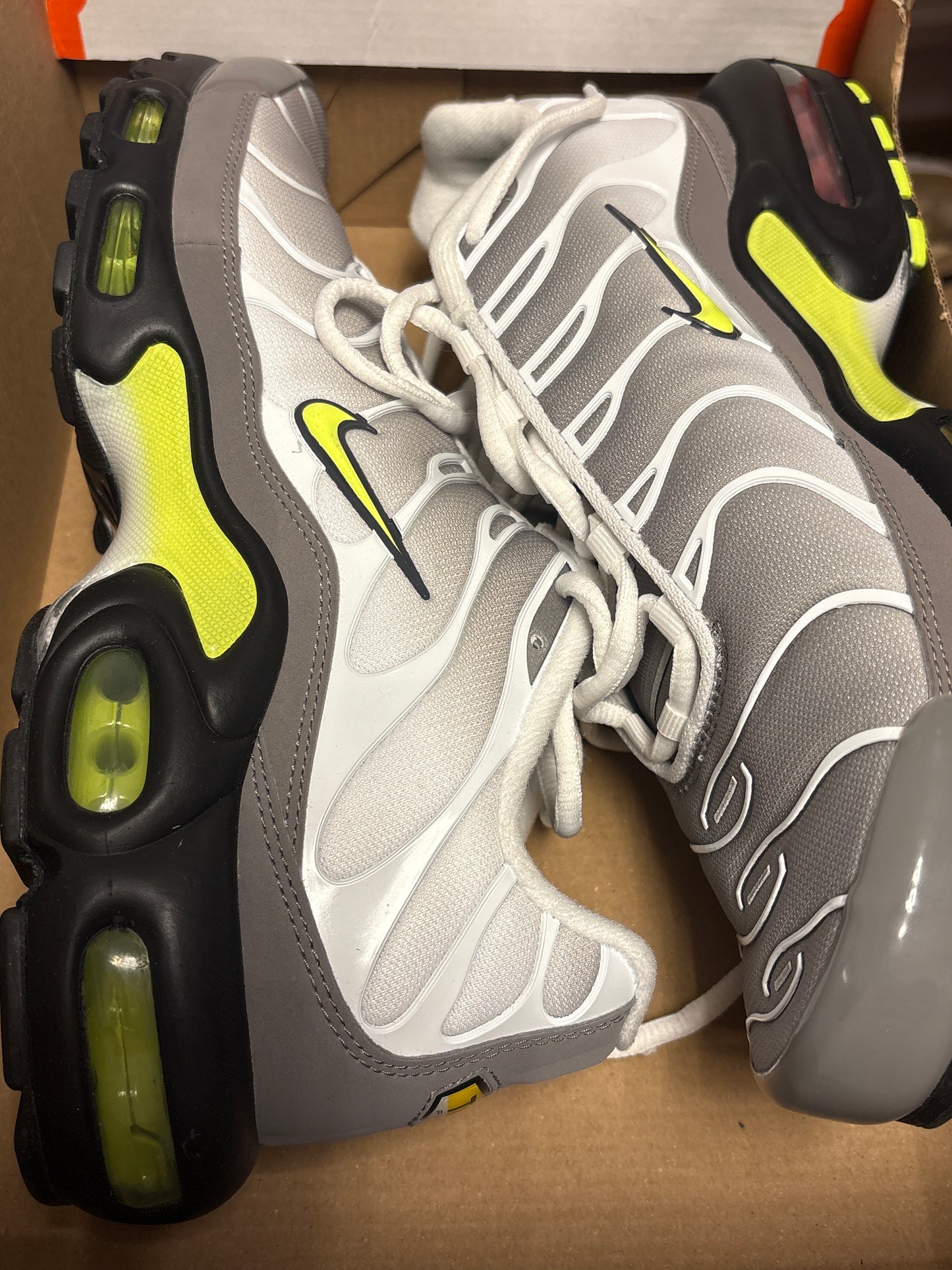Nike Air Max Plus TN in weiß/grau/schwarz/neongelb, Größe 44