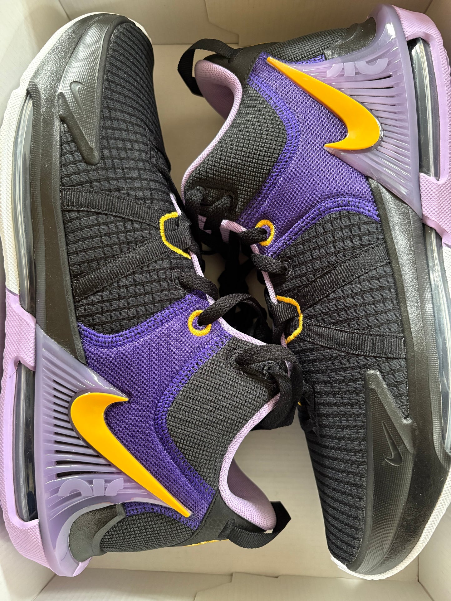 Nike Jordan Lebron Witness VII, in schwarz/lila/gelb, Größe 44,5
