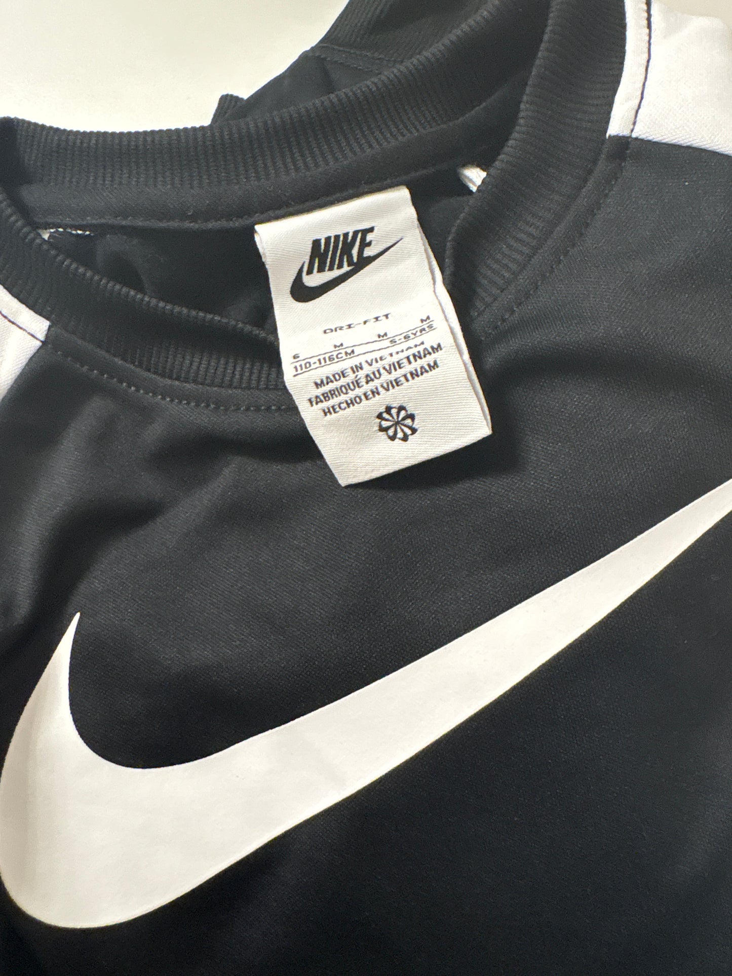 Nike Trainingsanzug, Größe 110-116 in weiss/schwarz