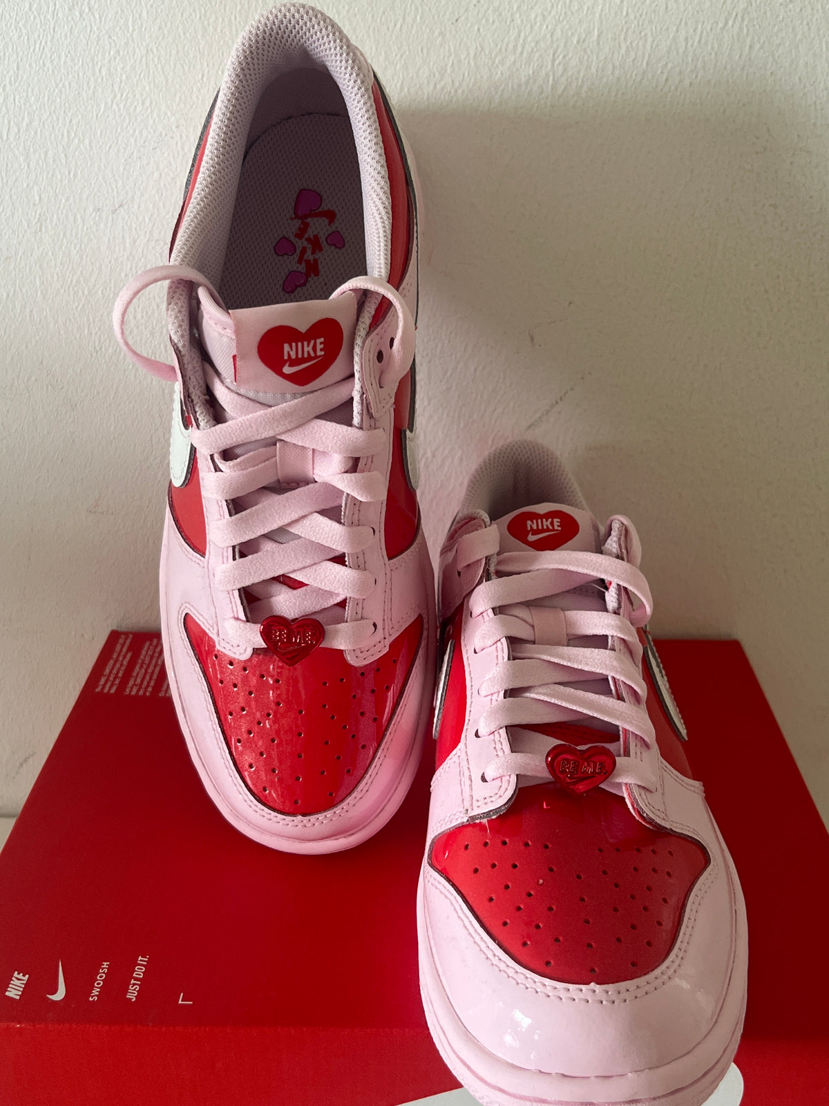 Nike Dunk Low in rosa/rot mit Herz Details und Lackoptik, Größe wählbar