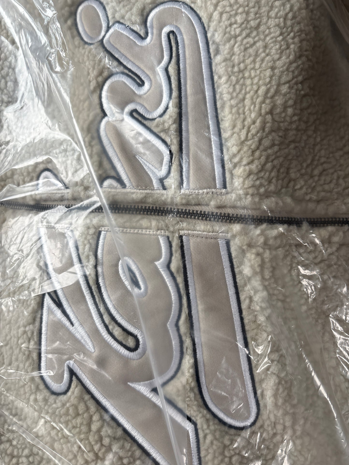 Karl Kani Plüsch Jacke in hell mit Aufschrift, Größe M