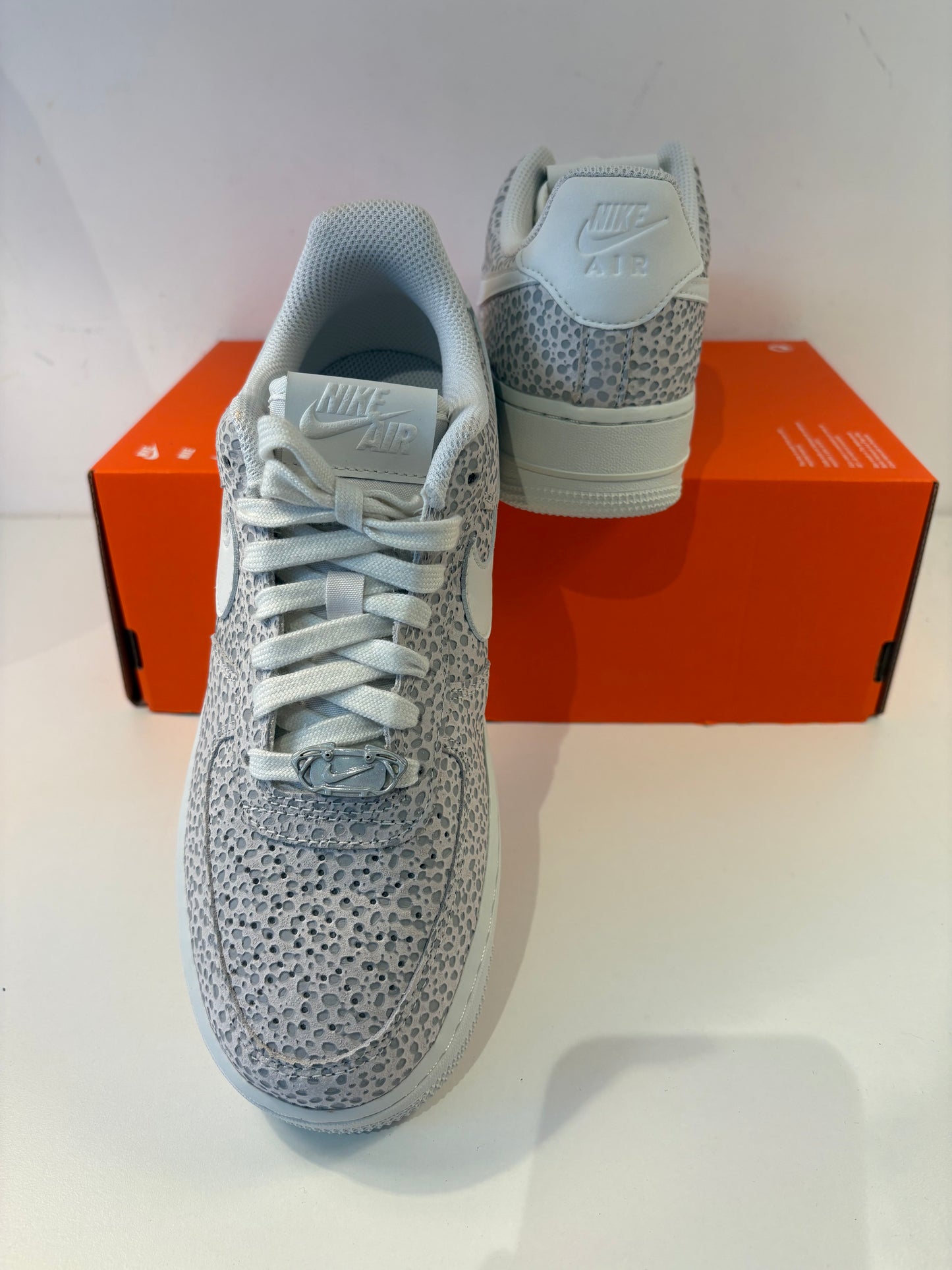 Nike Air Force 1 weiss/grau mit Schlangenmuster in Größe wählbar