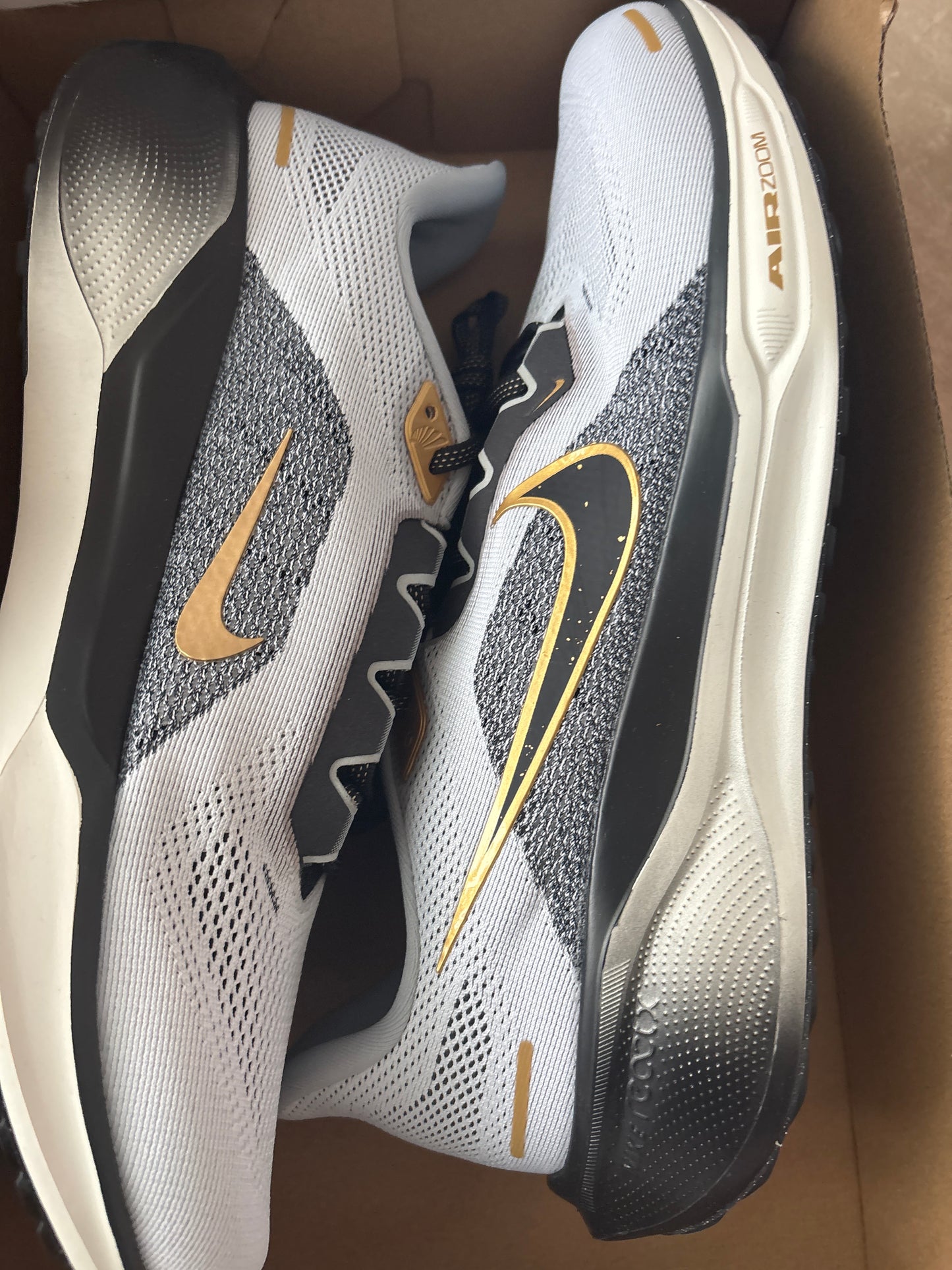 Nike Zoom Pegasus 41 PRM schwarz/weiss/gold, Größe 48,5