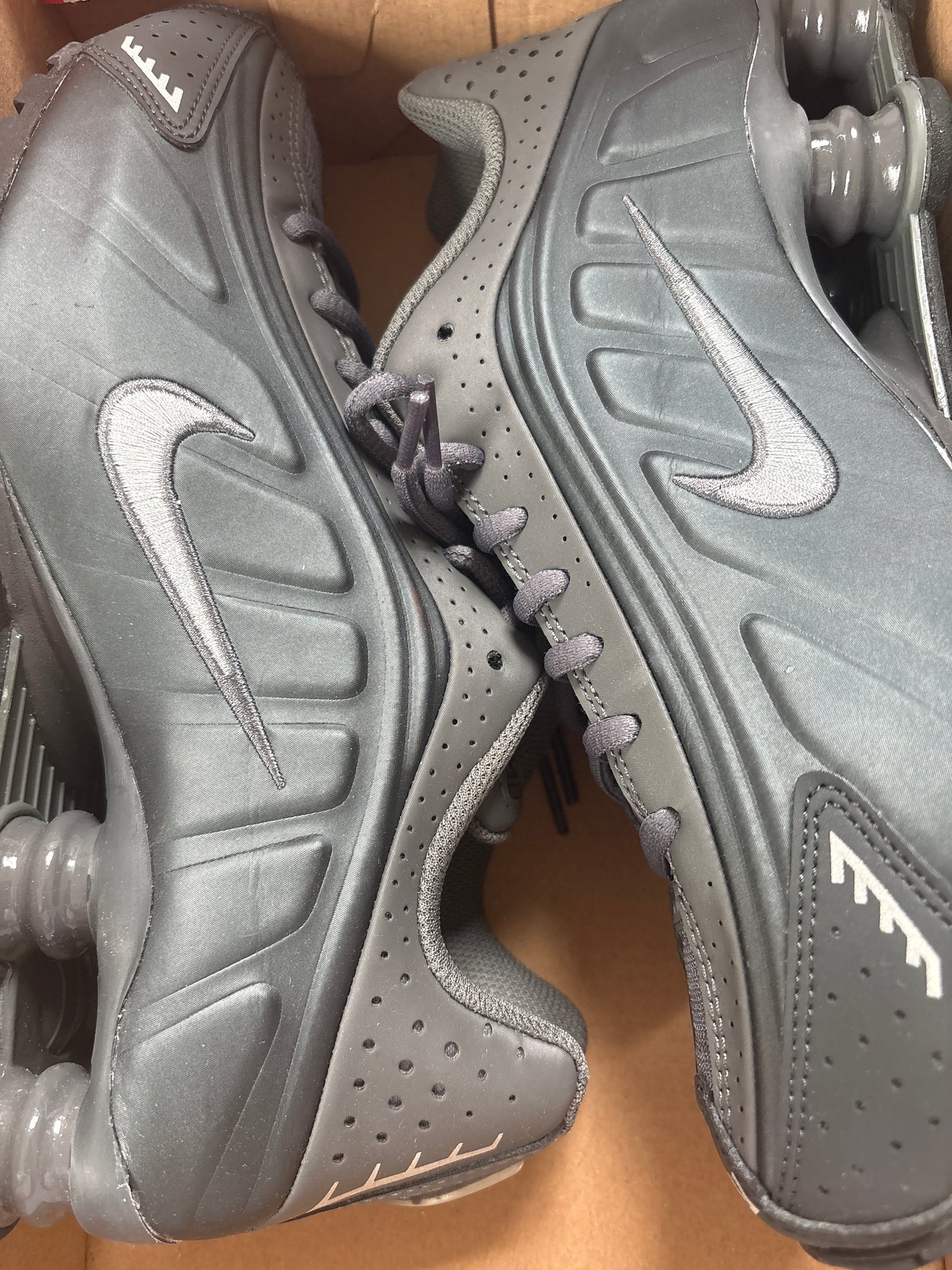 Nike Shox R4 in schwarz, Größe wählbar