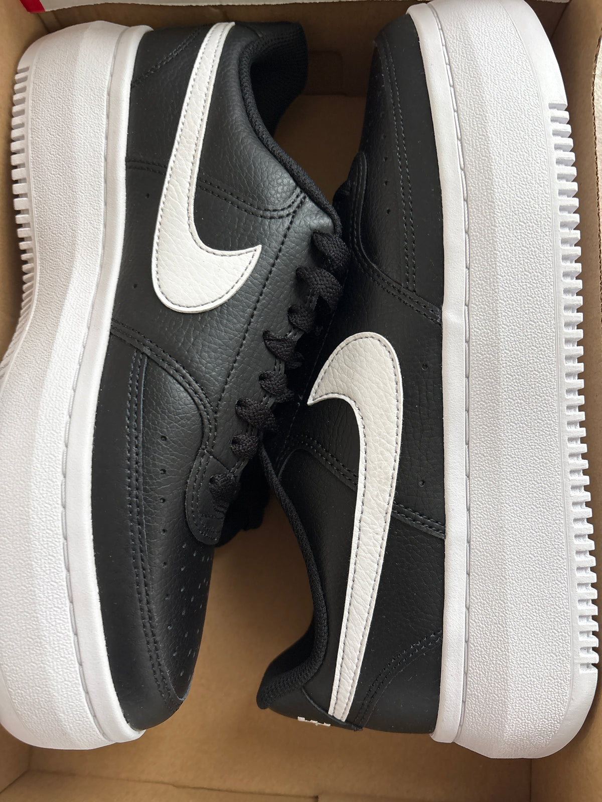 Nike Court Vision Alta, Gr. 42,5 in weiss/schwarz