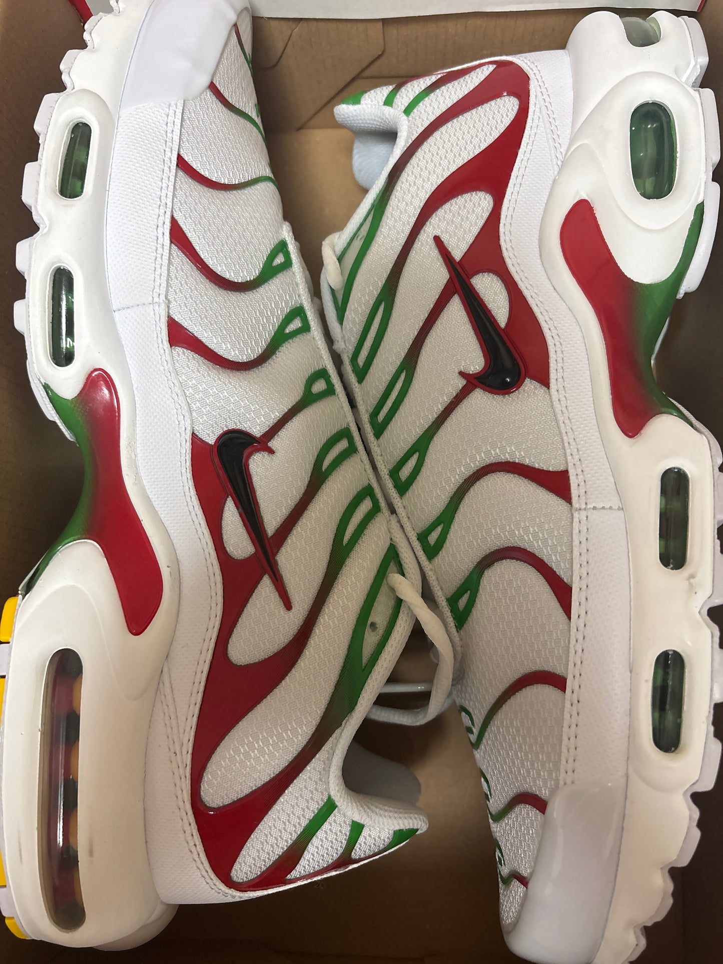Nike Air Max Plus TN in weiss/rot/grün, Größe 47,5