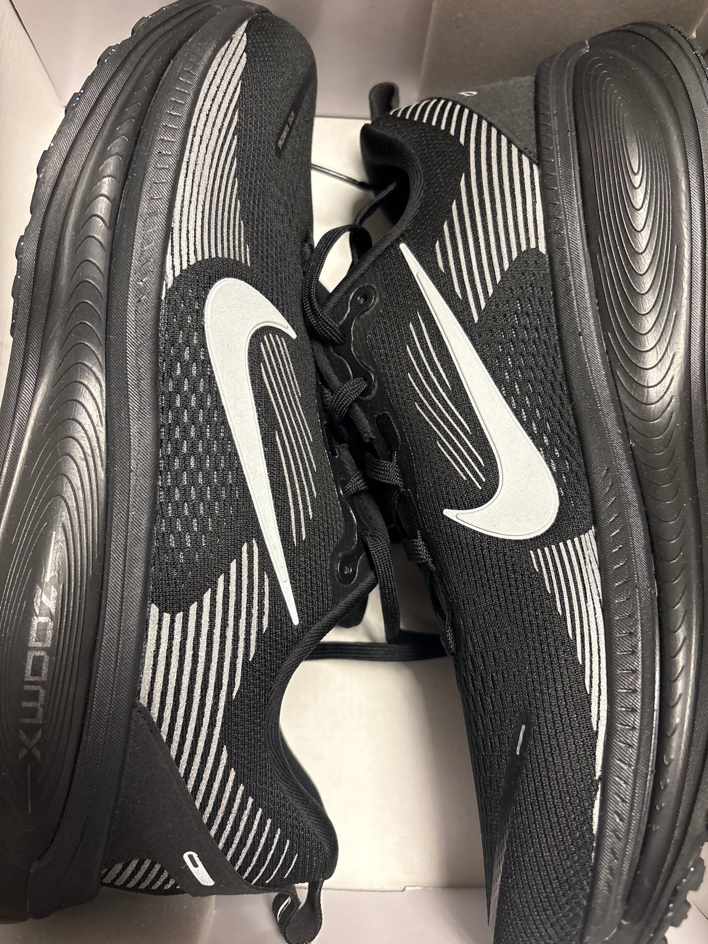 Nike Vomero 18 in schwarz/silber, Größe 46