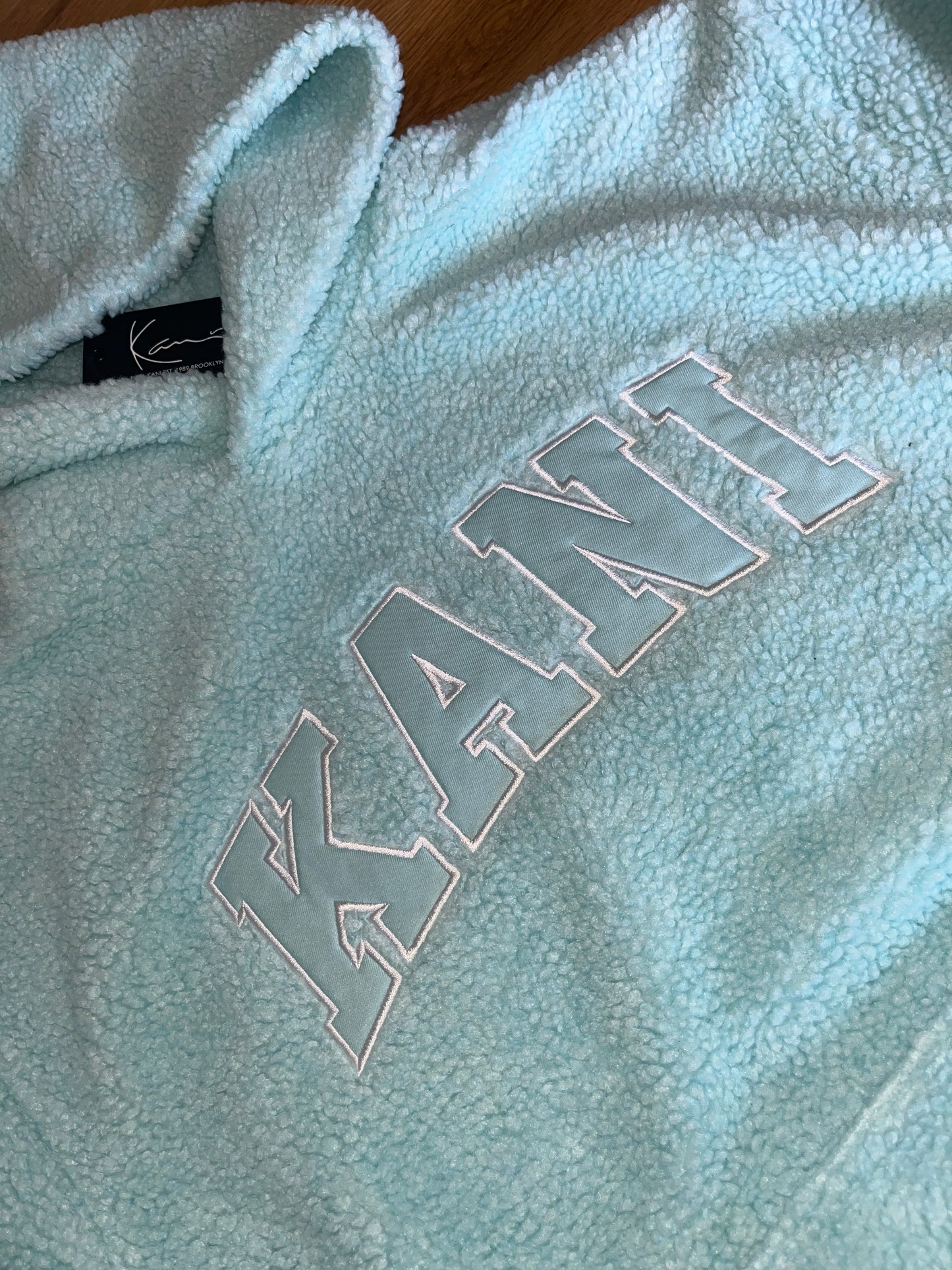 Karl Kani Plüsch Hoodie in hellblau mit großem Schriftzug, Größe M