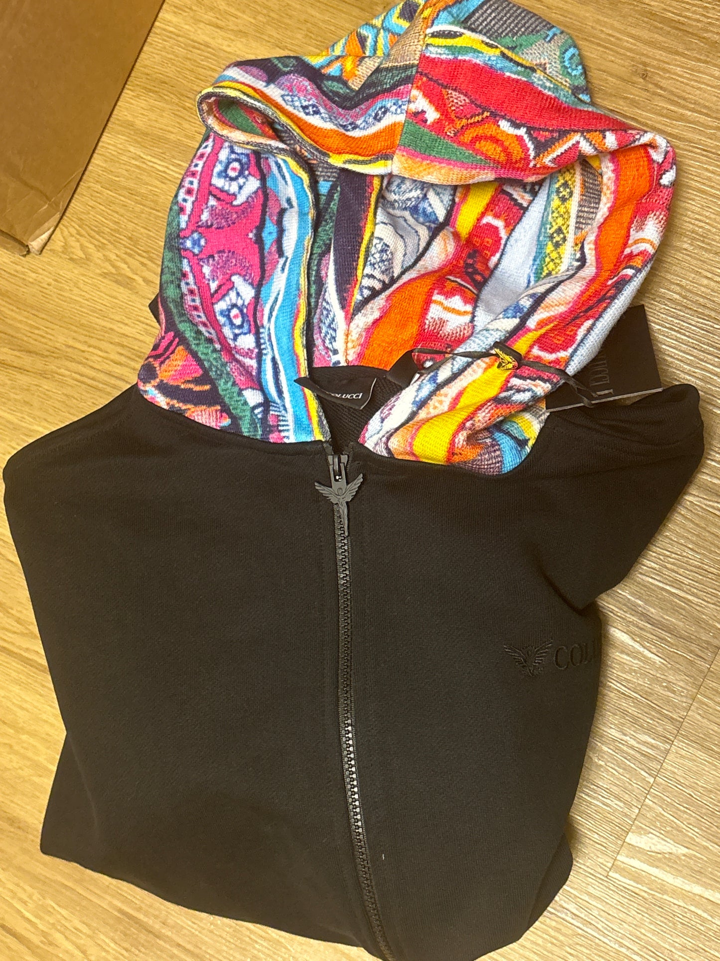 Carlo Colucci Joggingjacke, schwarz mit bunter Kapuze, Größe M