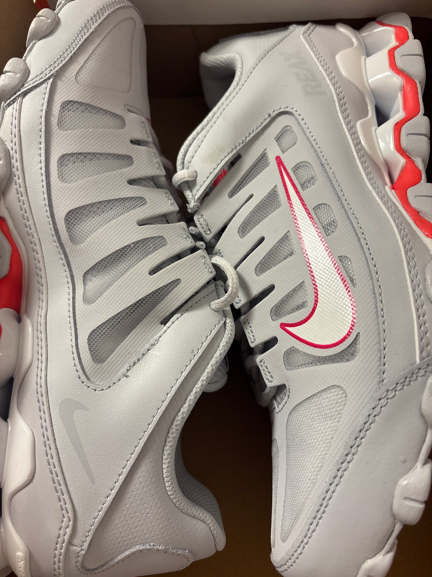 Nike Air Reax 5 TR Mesh, grau/rot/weiss in Größe 42,5