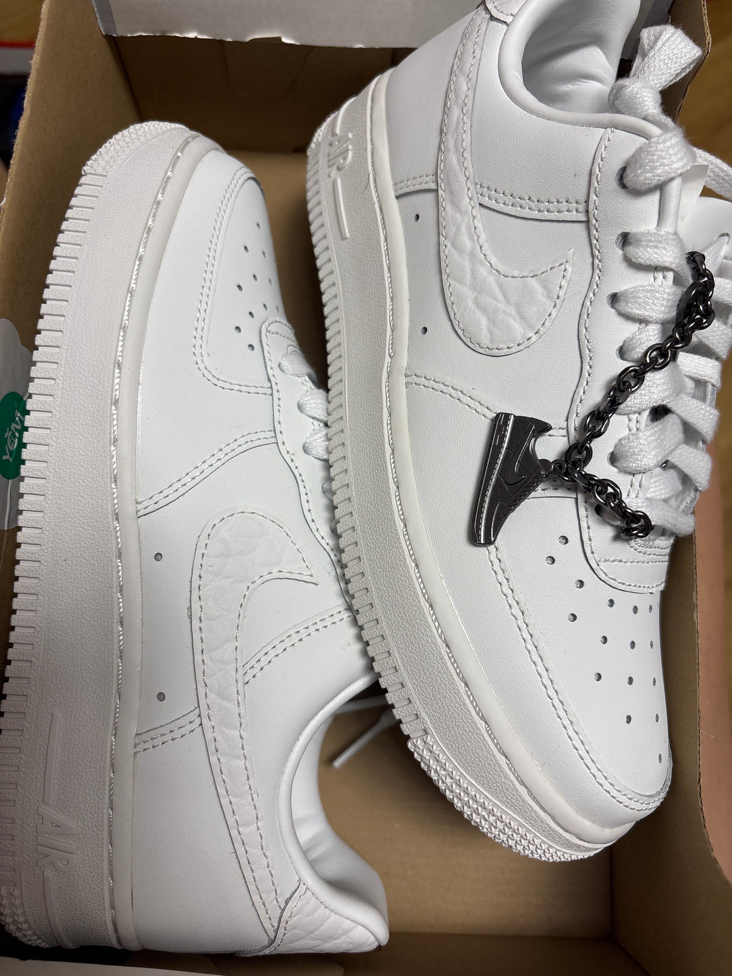 Nike Air Force 1 weiß mit silberner Kette, Größe 36