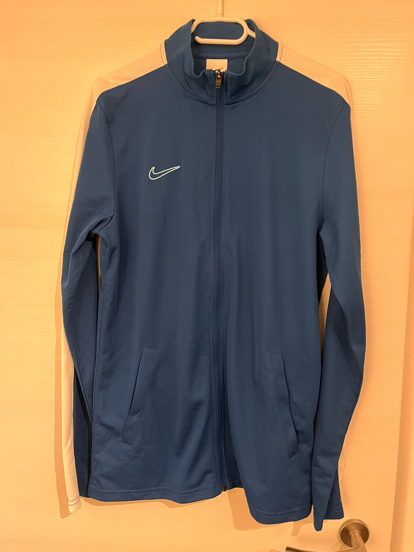 Nike Trainingsjacke blau/weiss mit hellblauem Logo, Größe M