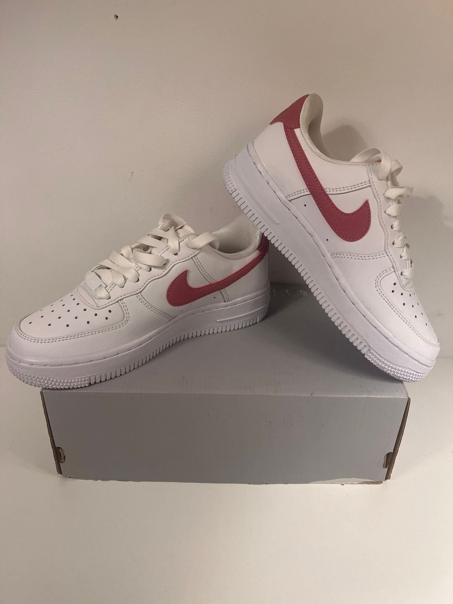 Nike Airforce 1 ´07 in weiss mit Brombeerfarbenem Logo Größe 35,5