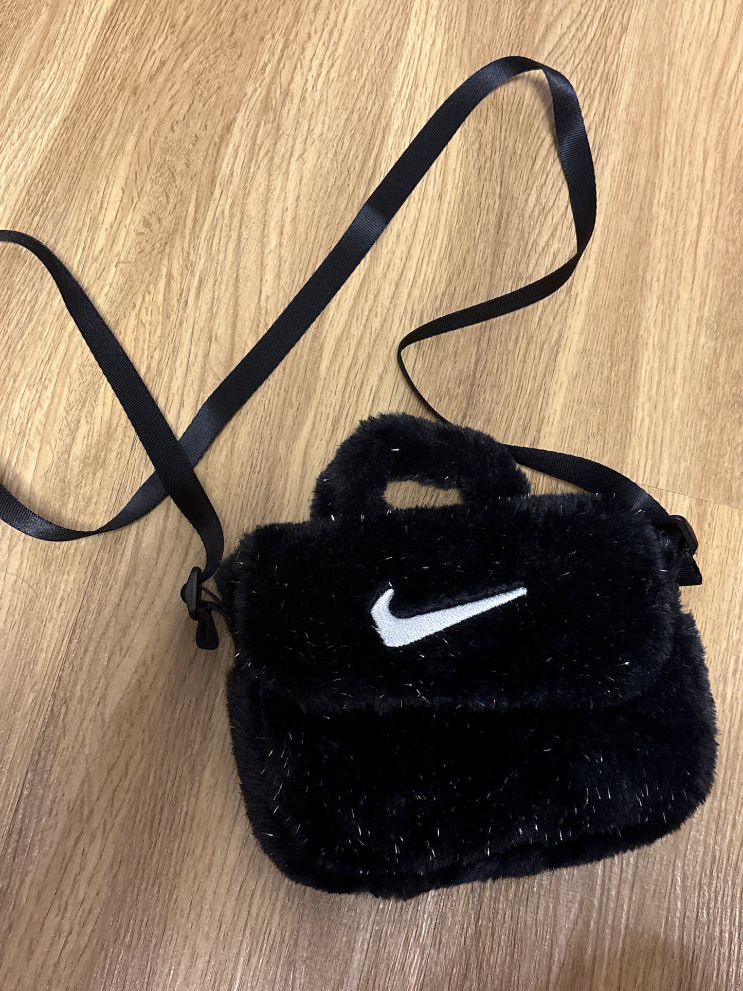 Nike Umhängetasche schwarz klein mit Fell