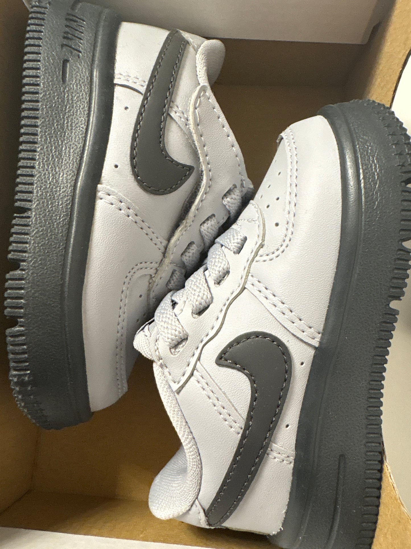 Nike Air Force 1, in grau/schwarz, Größe 19,5