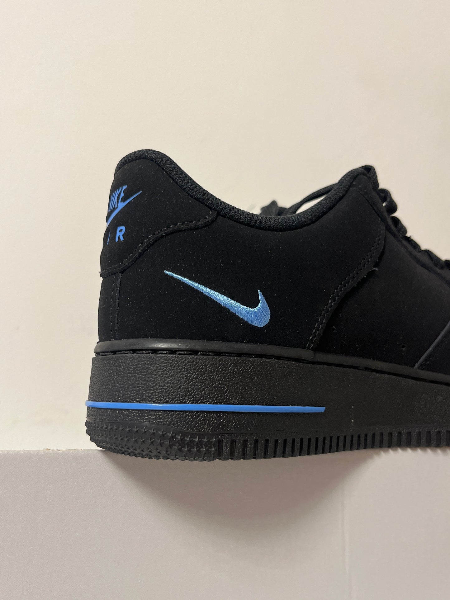 Nike Air Force 1 '07 in schwarz mit blauen Details , Größe 39