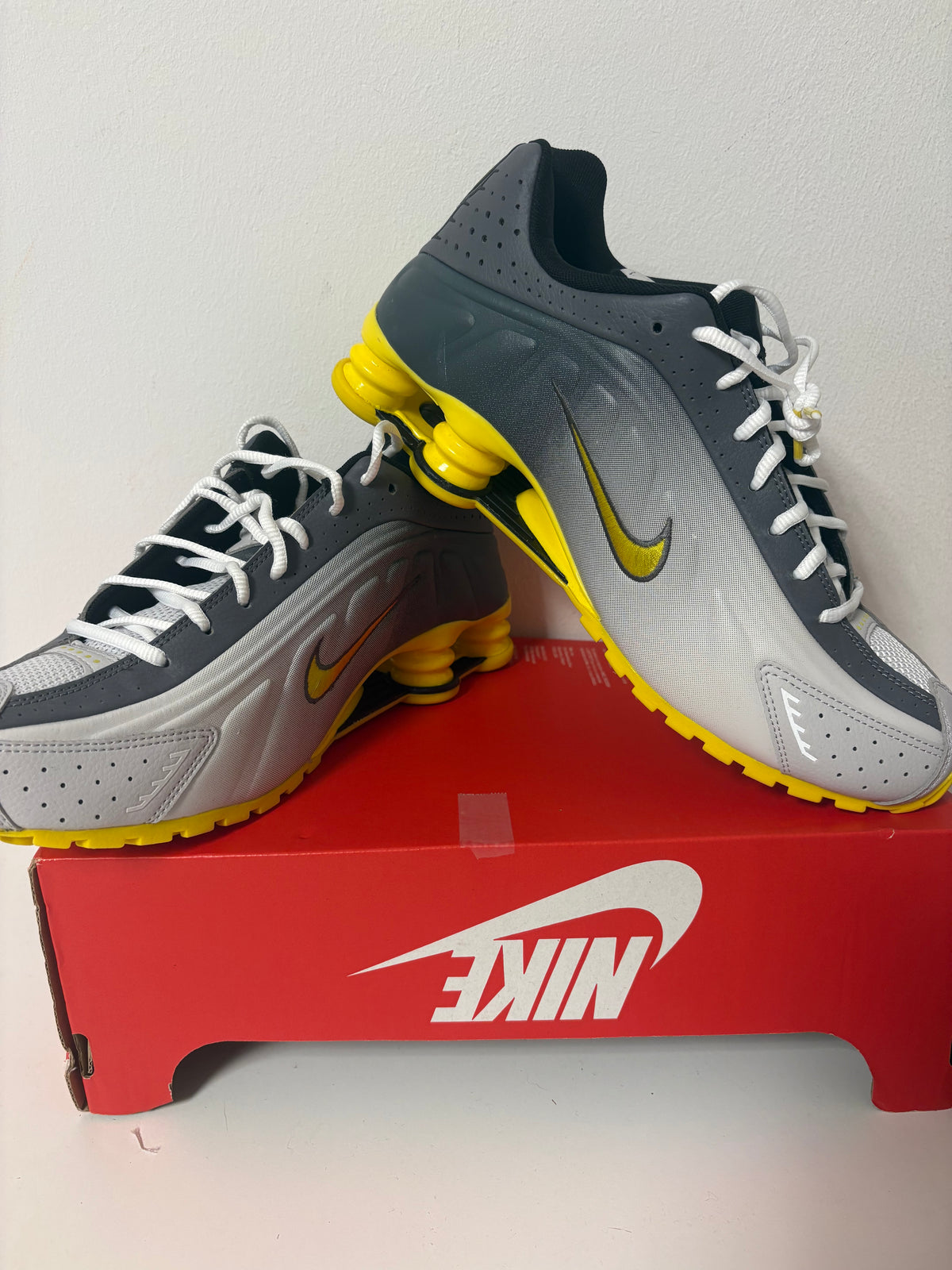 Nike Shox R4 in grau/gelb, Größe wählbar