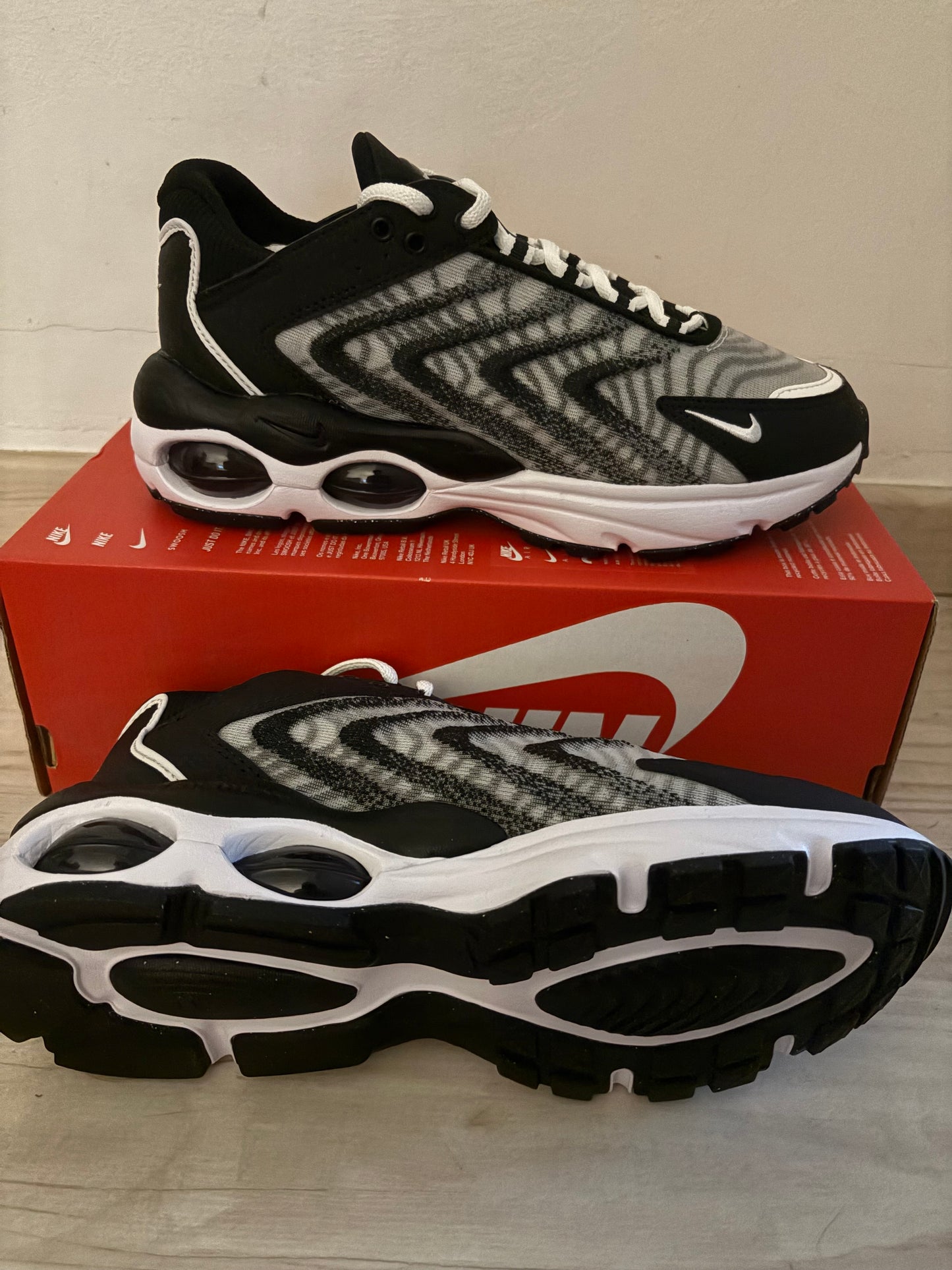 Nike Air Max TW in schwarz/grau/weiss, Grösse wählbar
