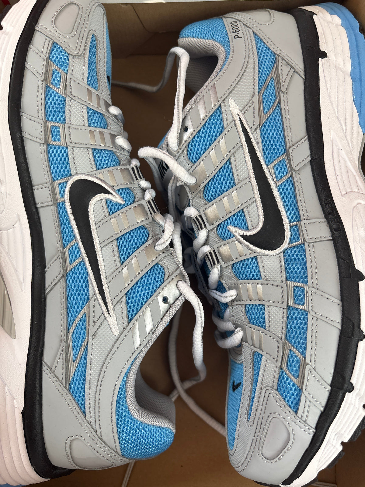Nike P-6000 in weiss/blau/schwarz, Größe 44