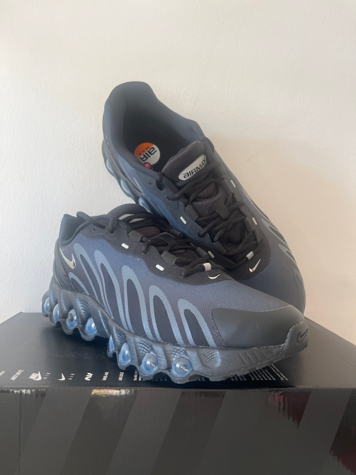 Nike Air Max DN8 in silber/schwarz/blau, Größe 46