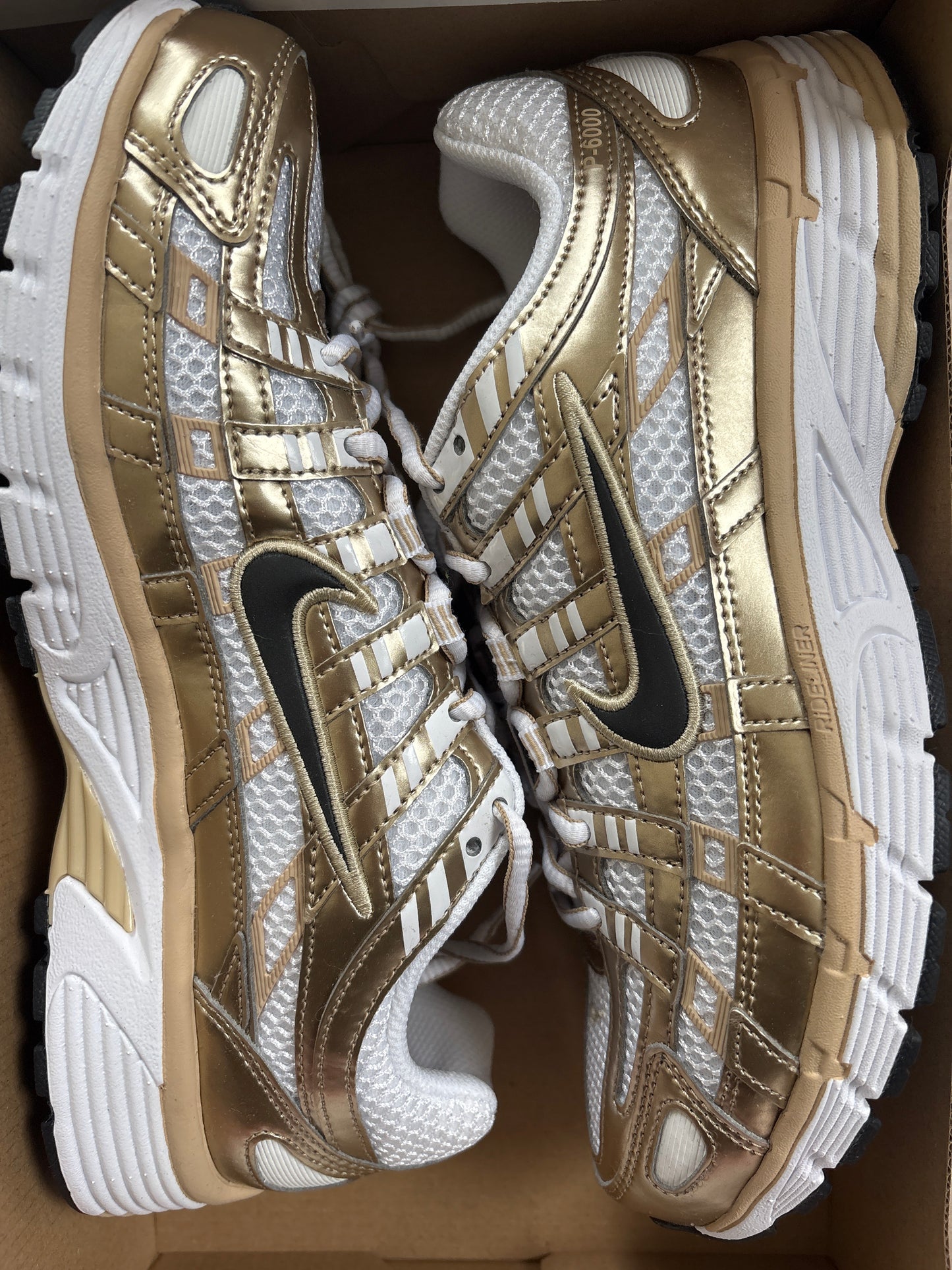 Nike P-6000 in weiss/gold/schwarz, Größe 40,5