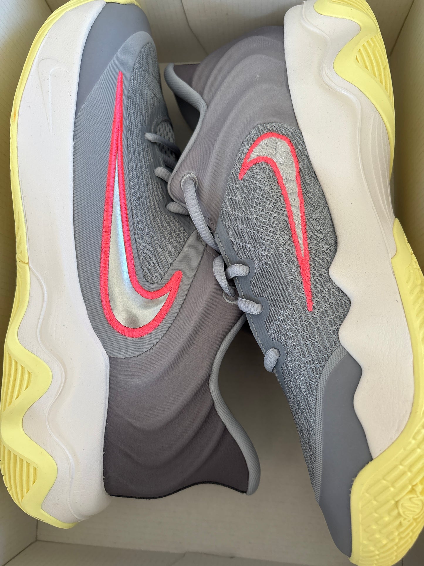 Nike Giannis Immortality 4, in grau/weiss/rosa Größe 42,5