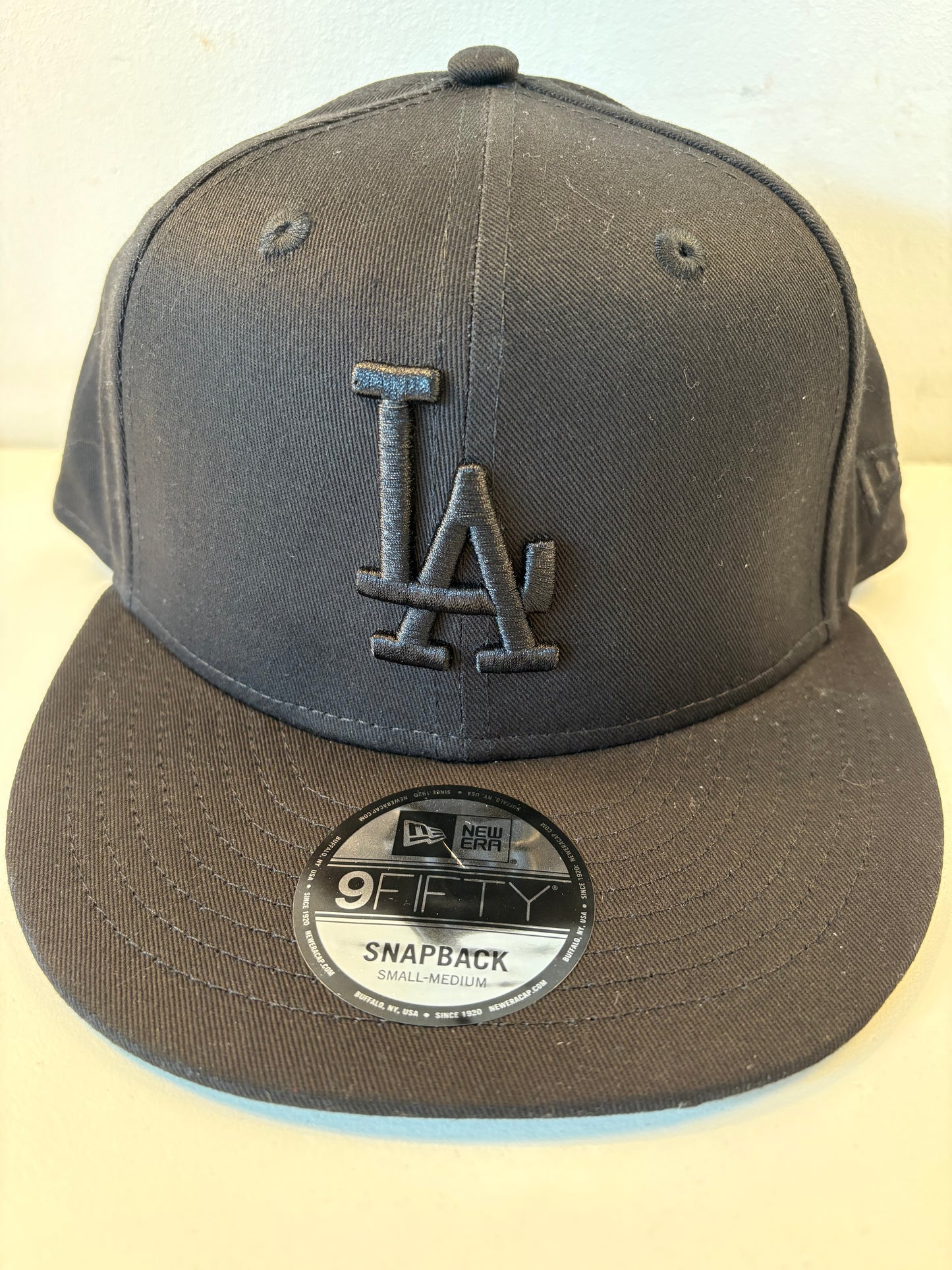 New Era Snapback Cap Los Angeles Dodgers in komplett schwarz, Größe wählbar