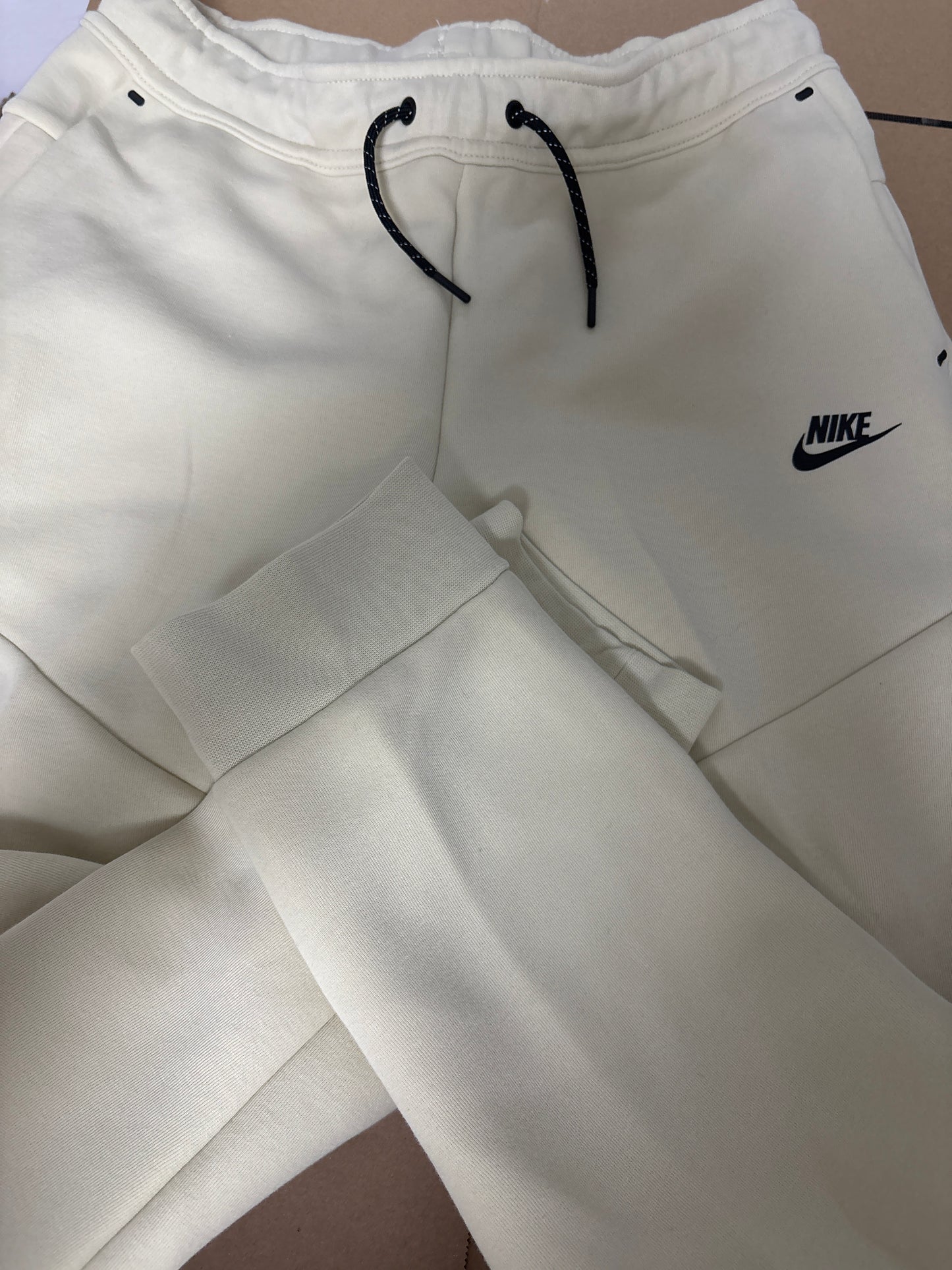 Nike Kinder Techhose in Creme, Größe wählbar