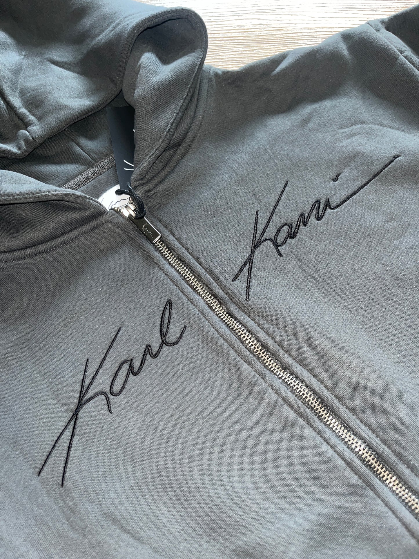 Karl Kani Joggingjacke mit großem Schriftzug in dunkelgrau, Größe wählbar