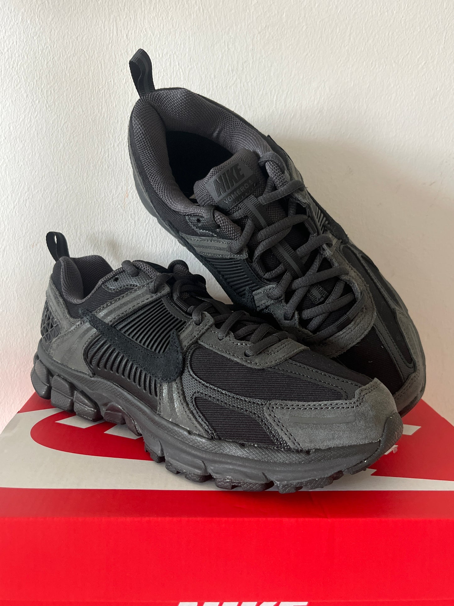 Nike Vomero 5 in schwarz/anthrazit, Größe wählbar