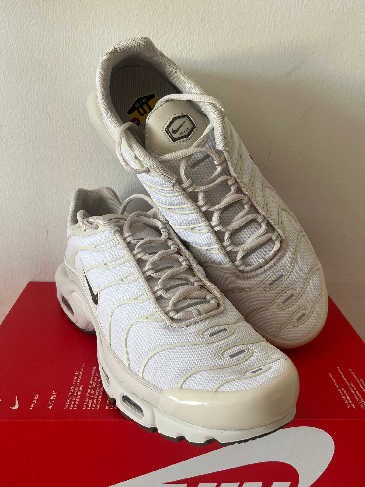 Nike Air Max Plus TN in weiss/creme/braun, Größe wählbar