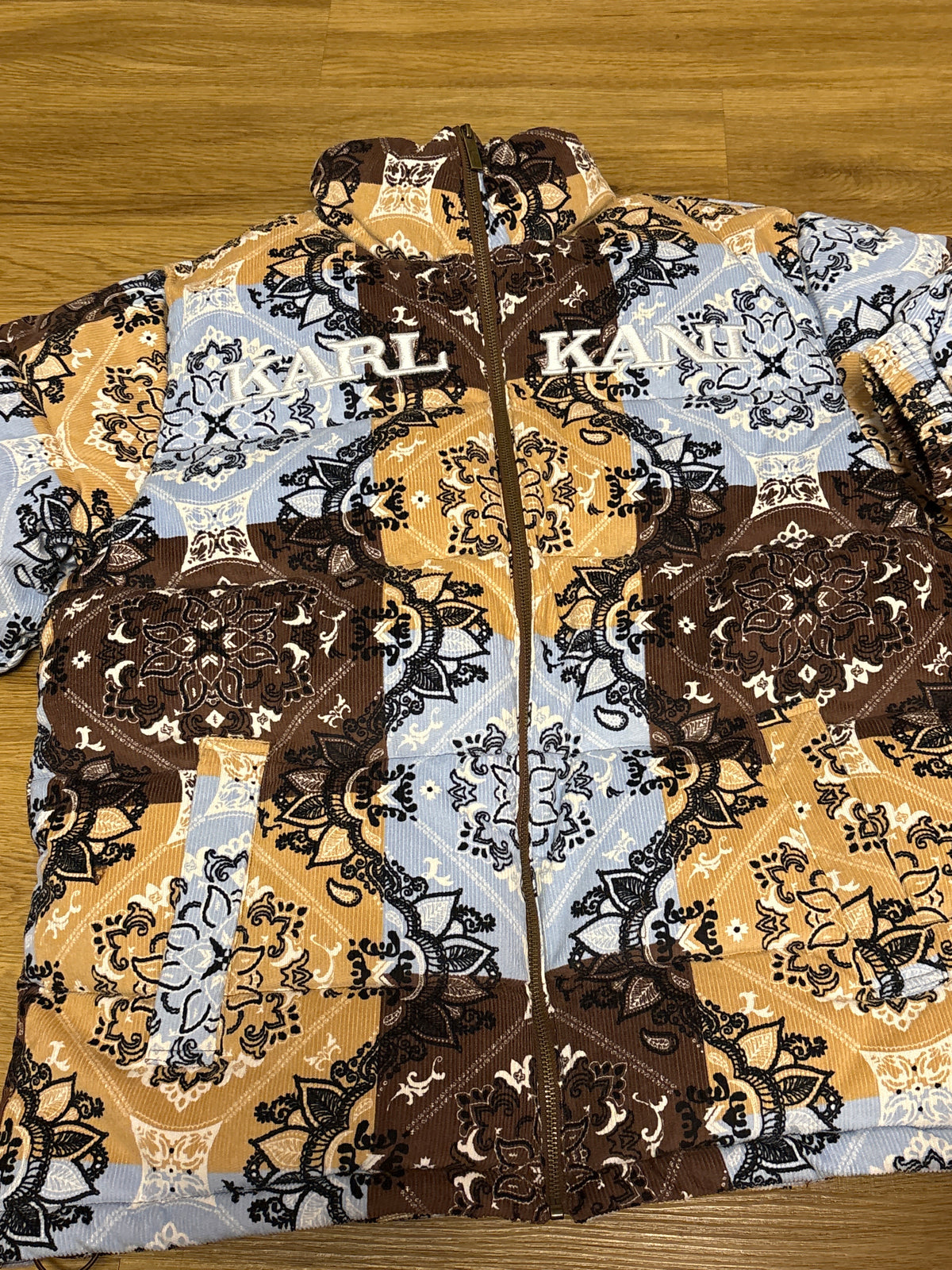 Karl Kani Winterjacke in braun/hellblau/beige/schwarz mit Mustern, Größe L