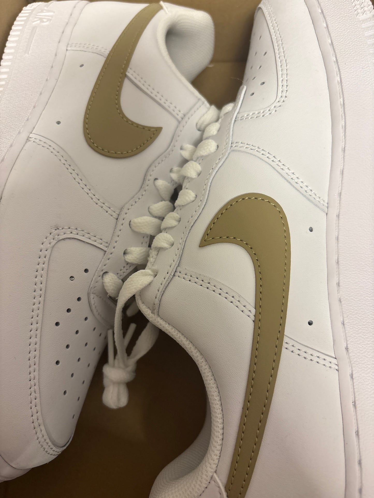 Nike Air Force 1 in weiss/hellbraun, Größe wählbar