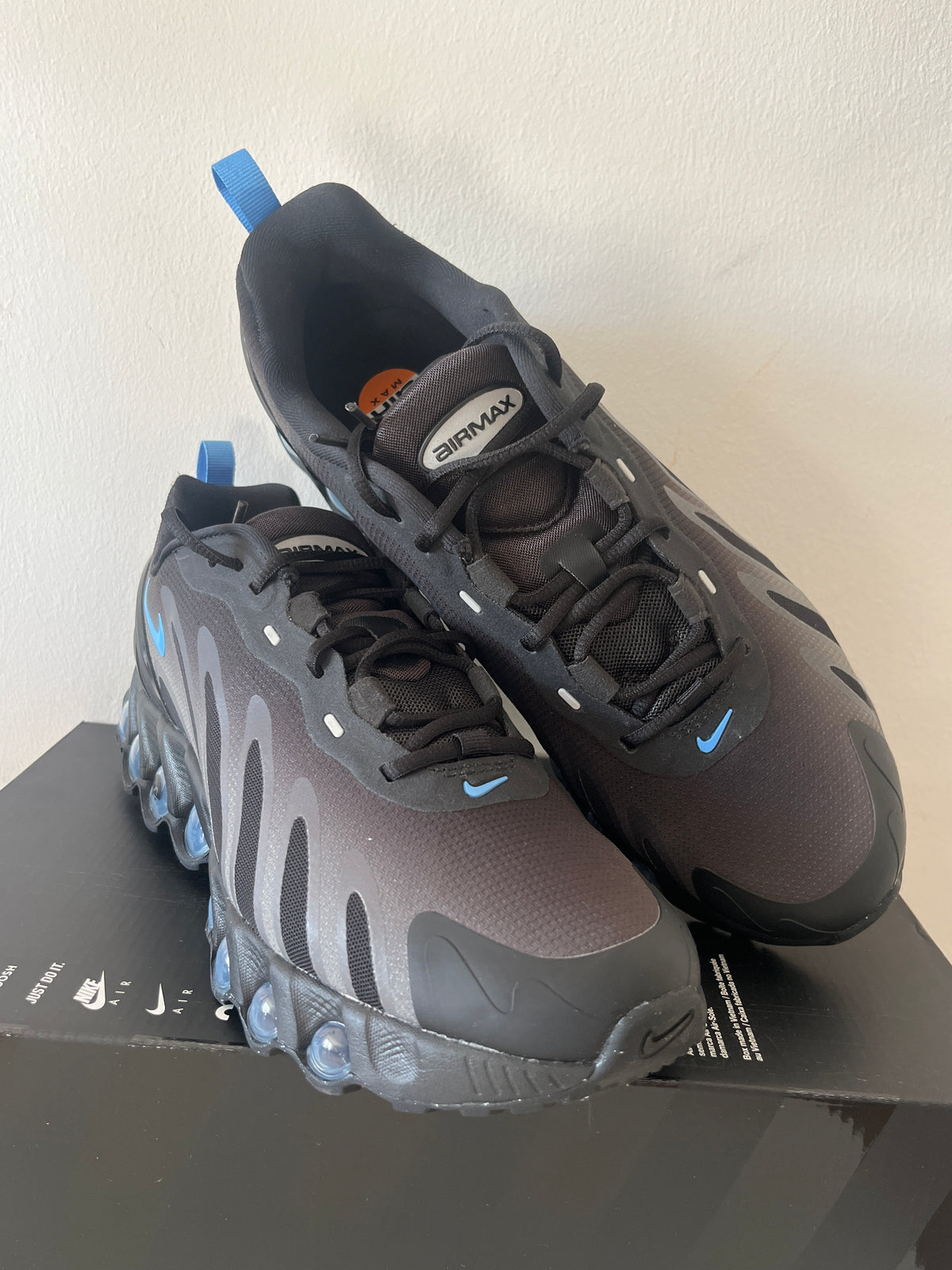 Nike Air Max DN8 in schwarz/blau/grau, Größe wählbar