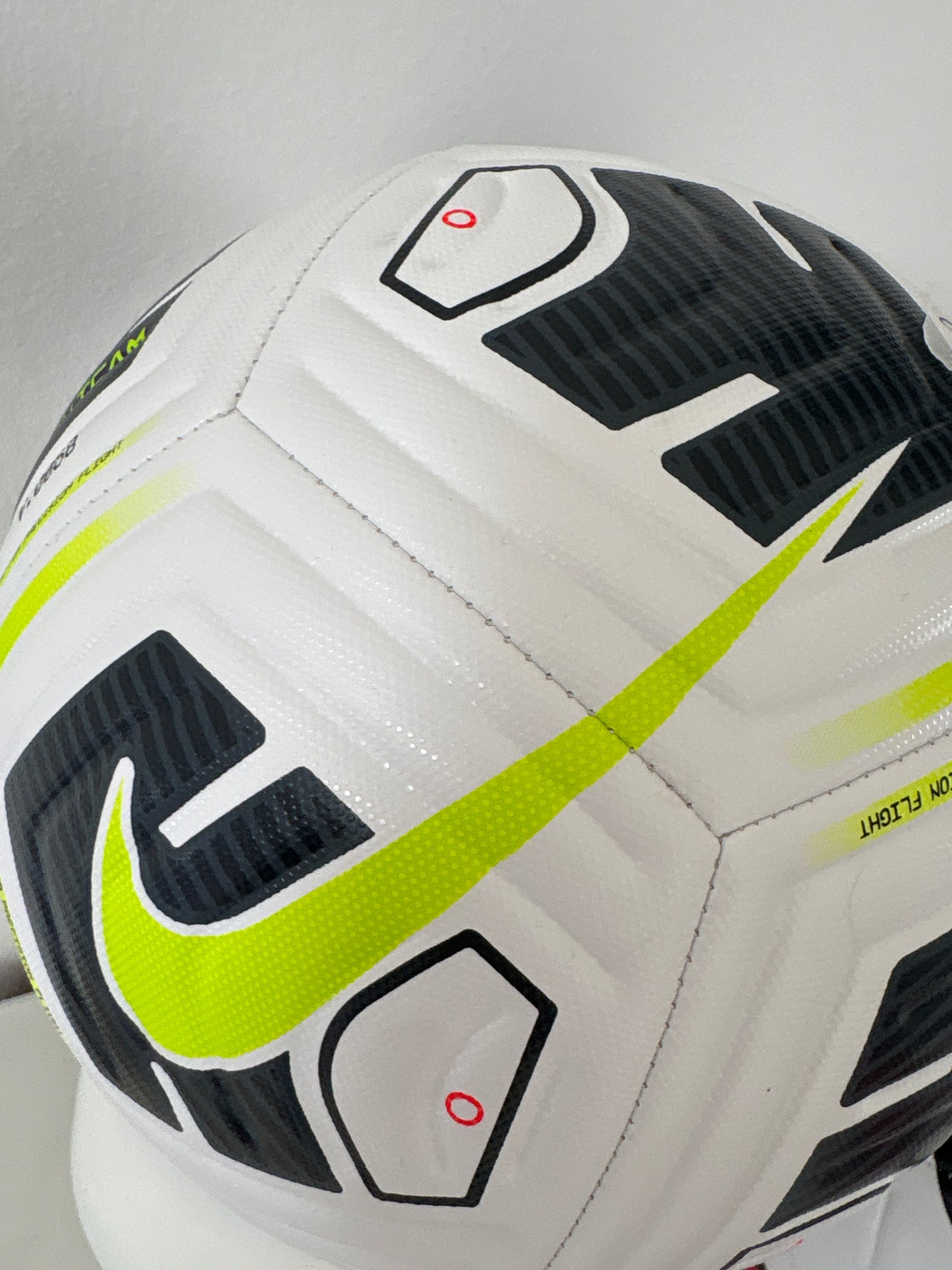 Nike Fußball Aerowsculpt in weiss/gelb/schwarz