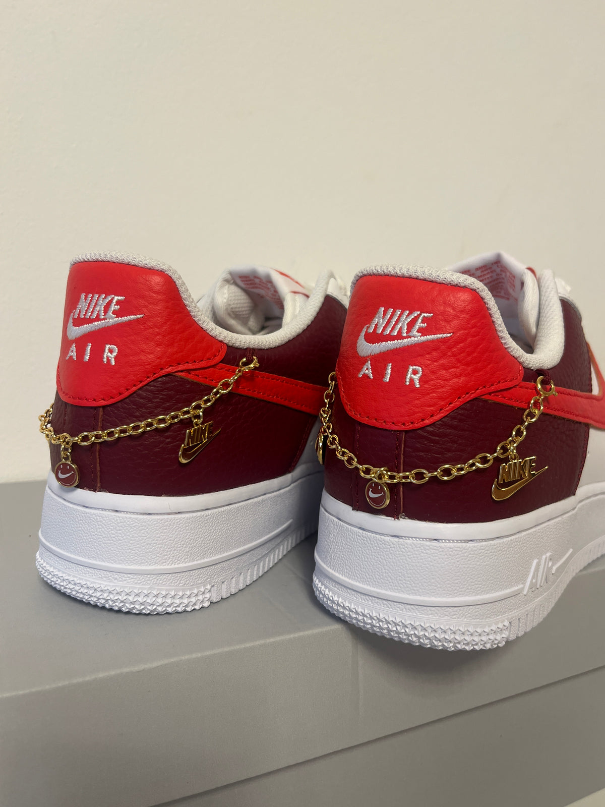 Nike Air Force 1 ´07 in weiß/weinrot/rot, mit goldener Kette, Größe wählbar