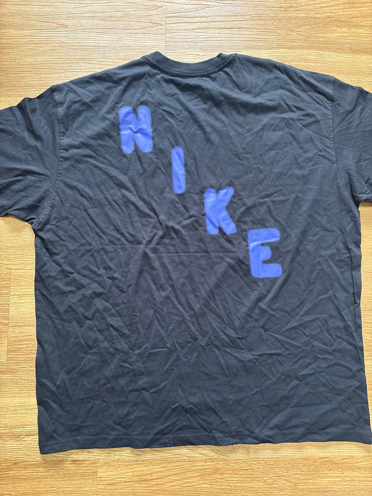 Nike Tshirt in schwarz/lila Backprint, Größe XXL