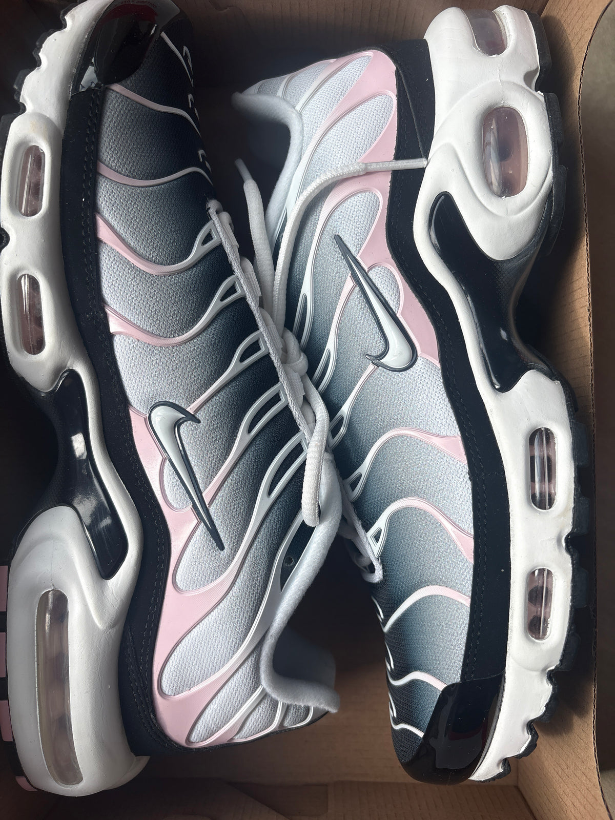 Nike Air Max Plus TN in weiss/rosa/schwarz, Größe 42,5