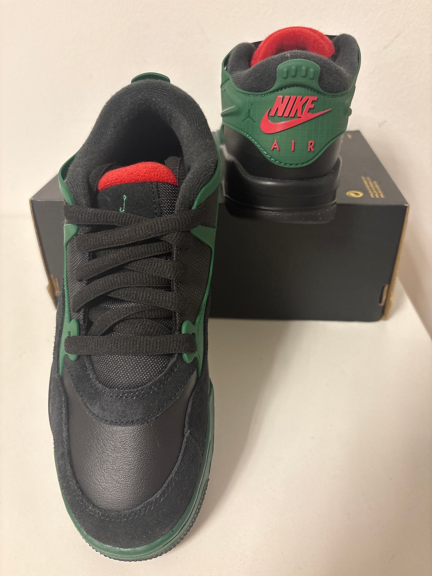 Nike Air Jordan 4 RM in schwarz/dunkelgrün, Größe 39