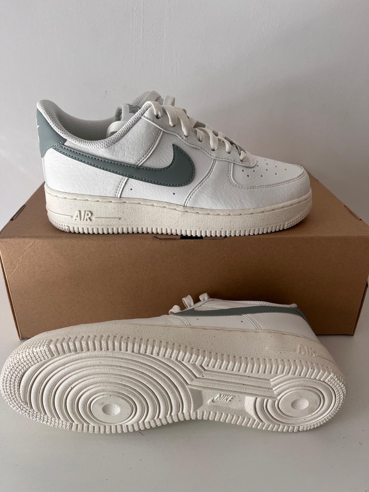 Nike Air Force 1 weiss mit grauem Nike Zeichen, Größe 38,5