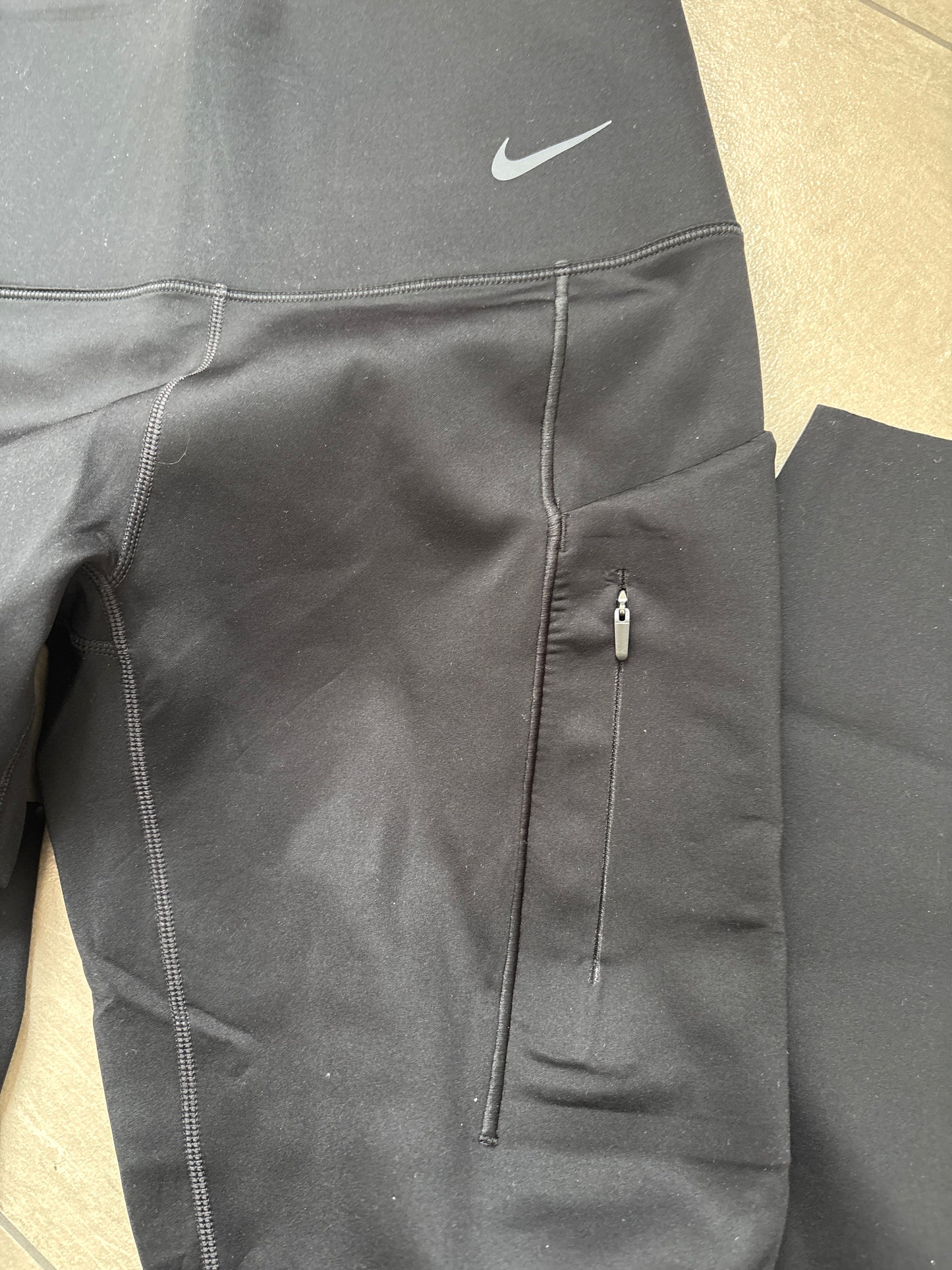 Nike Frauen Leggins in schwarz mit Tasche & Reißverschluss, Größe S
