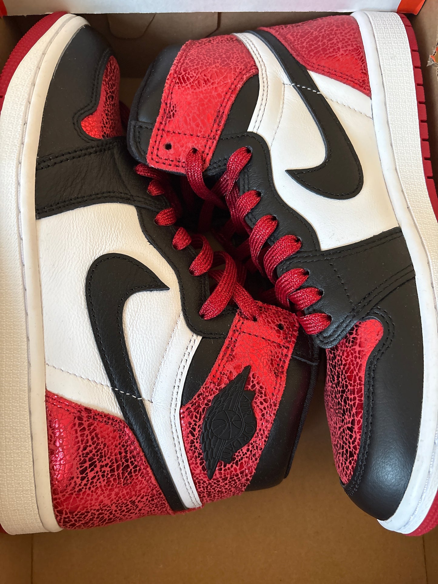 Nike Air Jordan 1 Mid in rot/schwarz/weiss glänzend, Größe 40