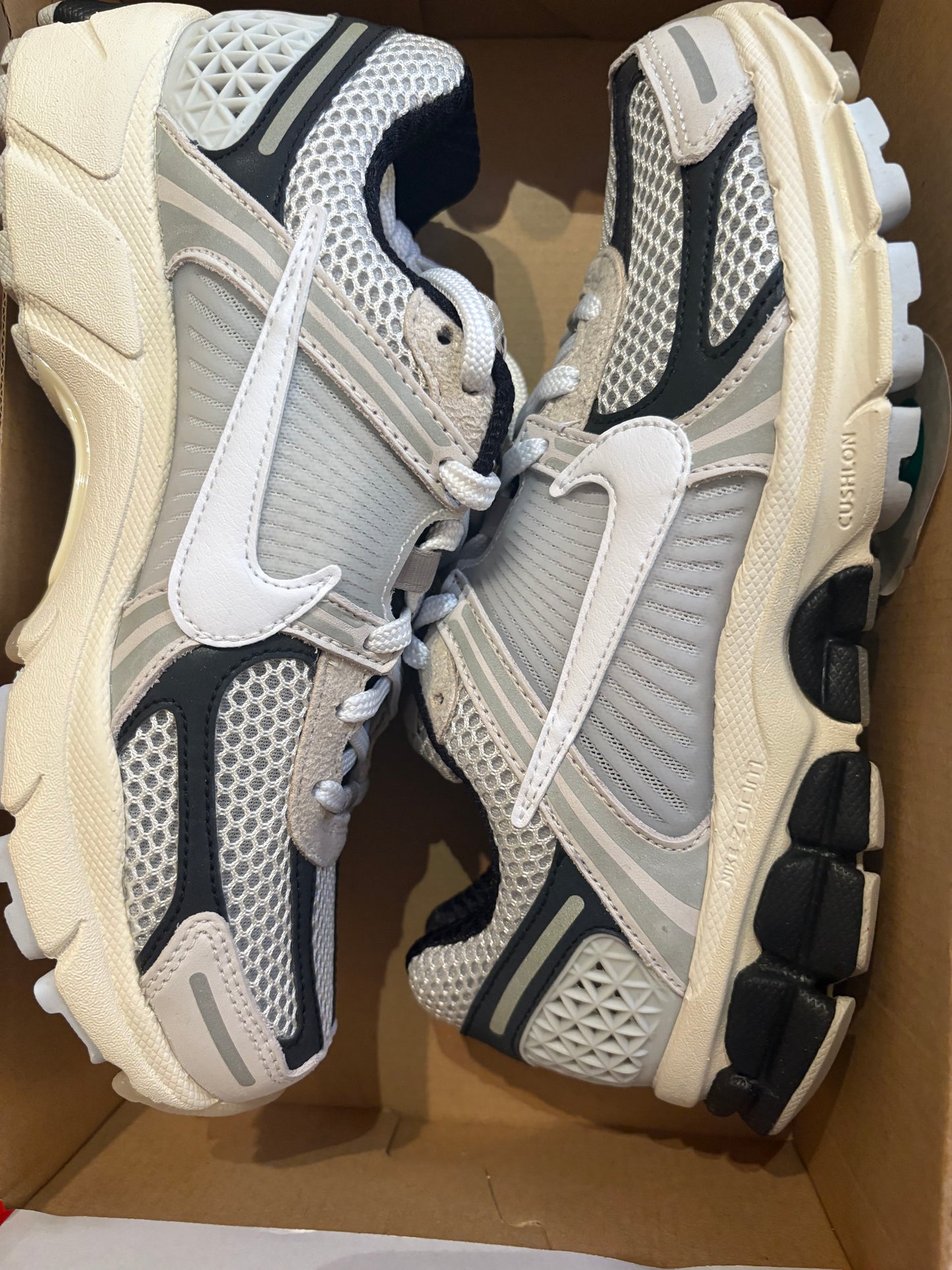 Nike Zoom Vomero 5 in grau/schwarz, Größe 38