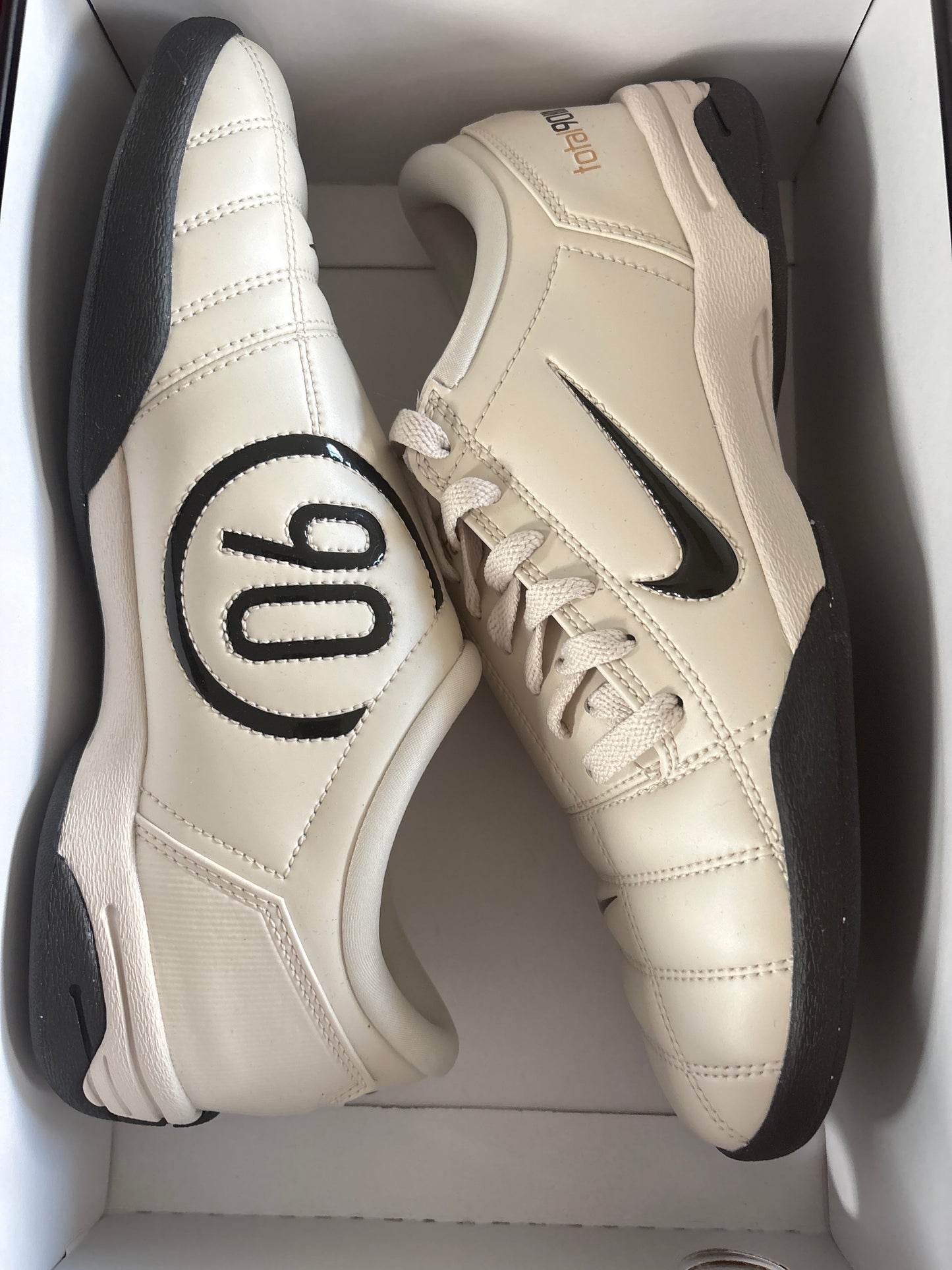 Nike T90 , Größe 41 schwarz/creme