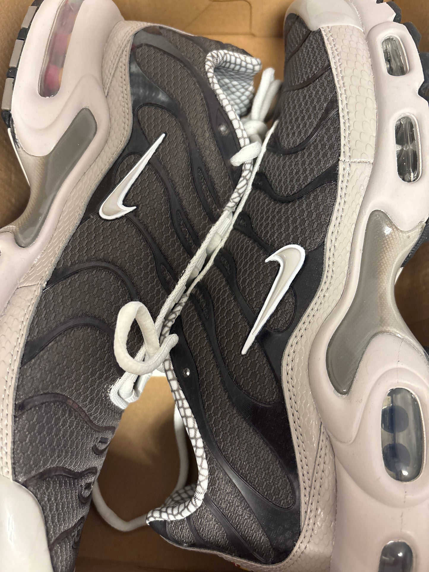 Nike Air Max Plus TN in grau/schwarz, Gr. 42