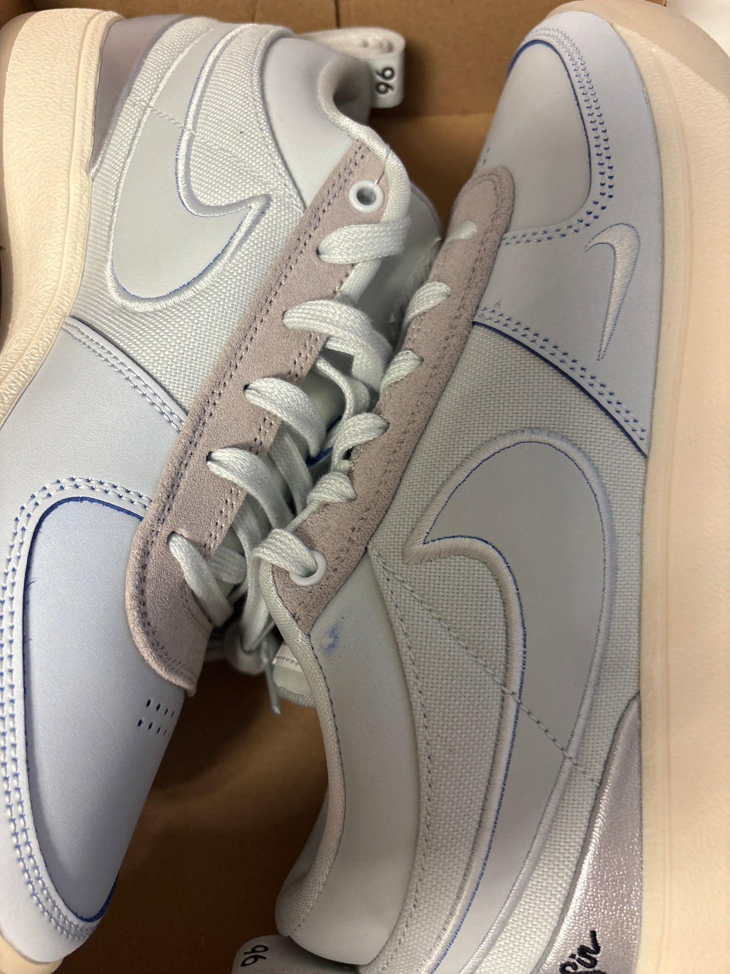 Nike Book 1, in silber/grau/blau , Größe 44