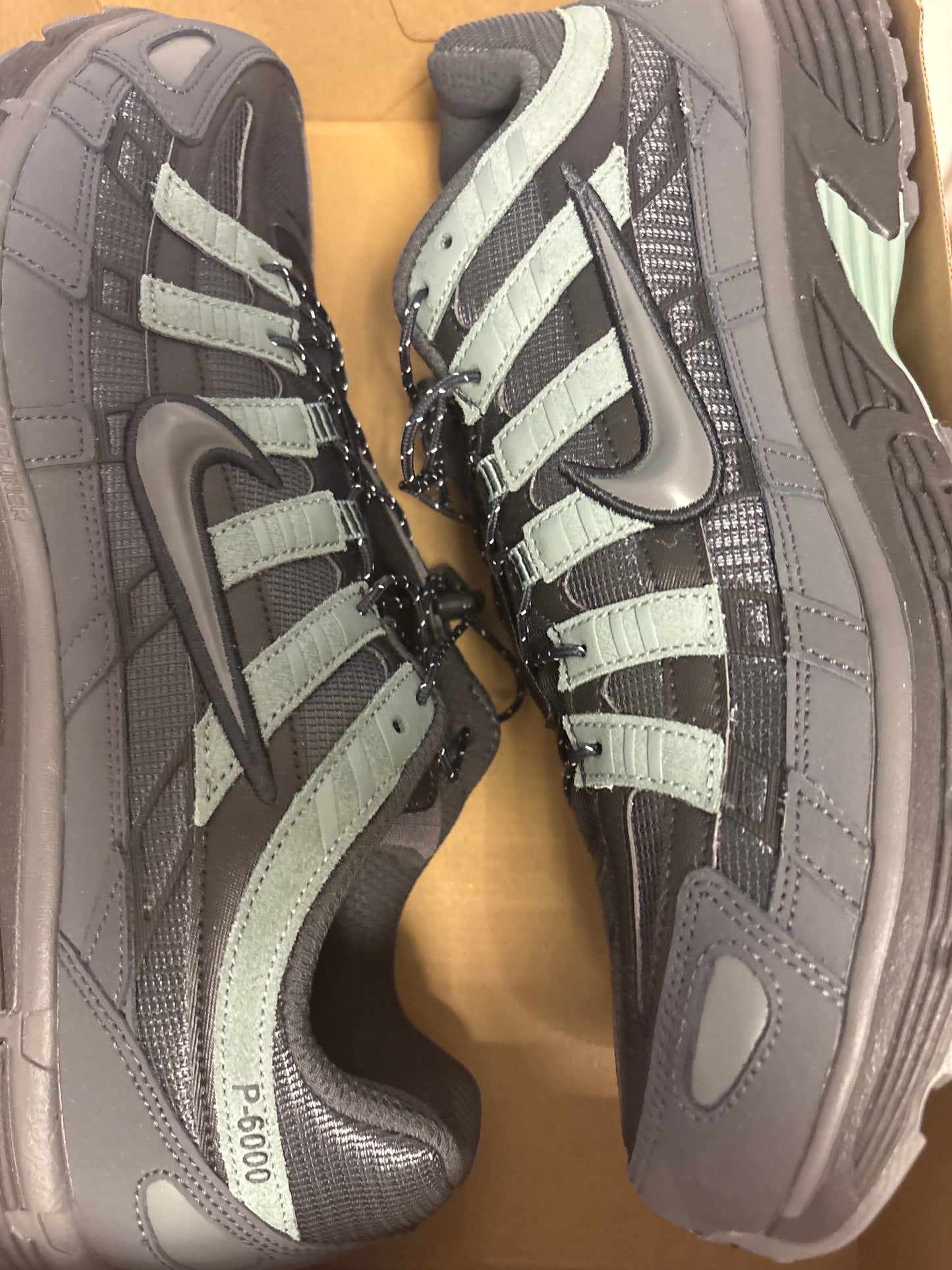 Nike P-6000 in schwarz/dunkelgrün, Größe wählbar