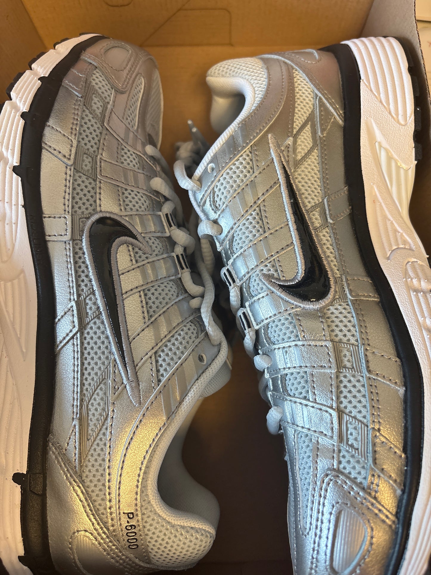 Nike P-6000 in silber/schwarz, Größe 42