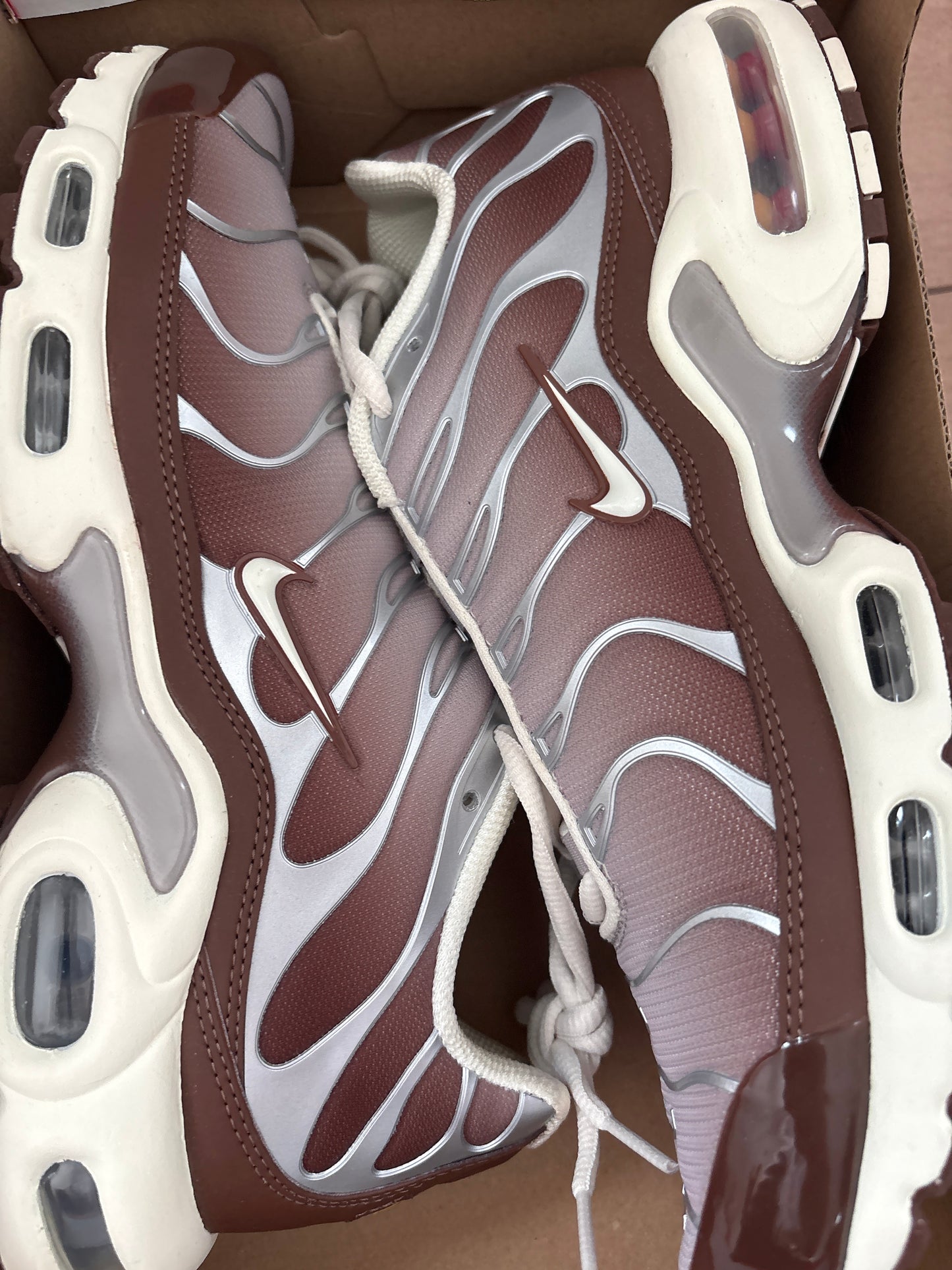 Nike Air Max Plus TN in braun/grau/creme, Gr. 41